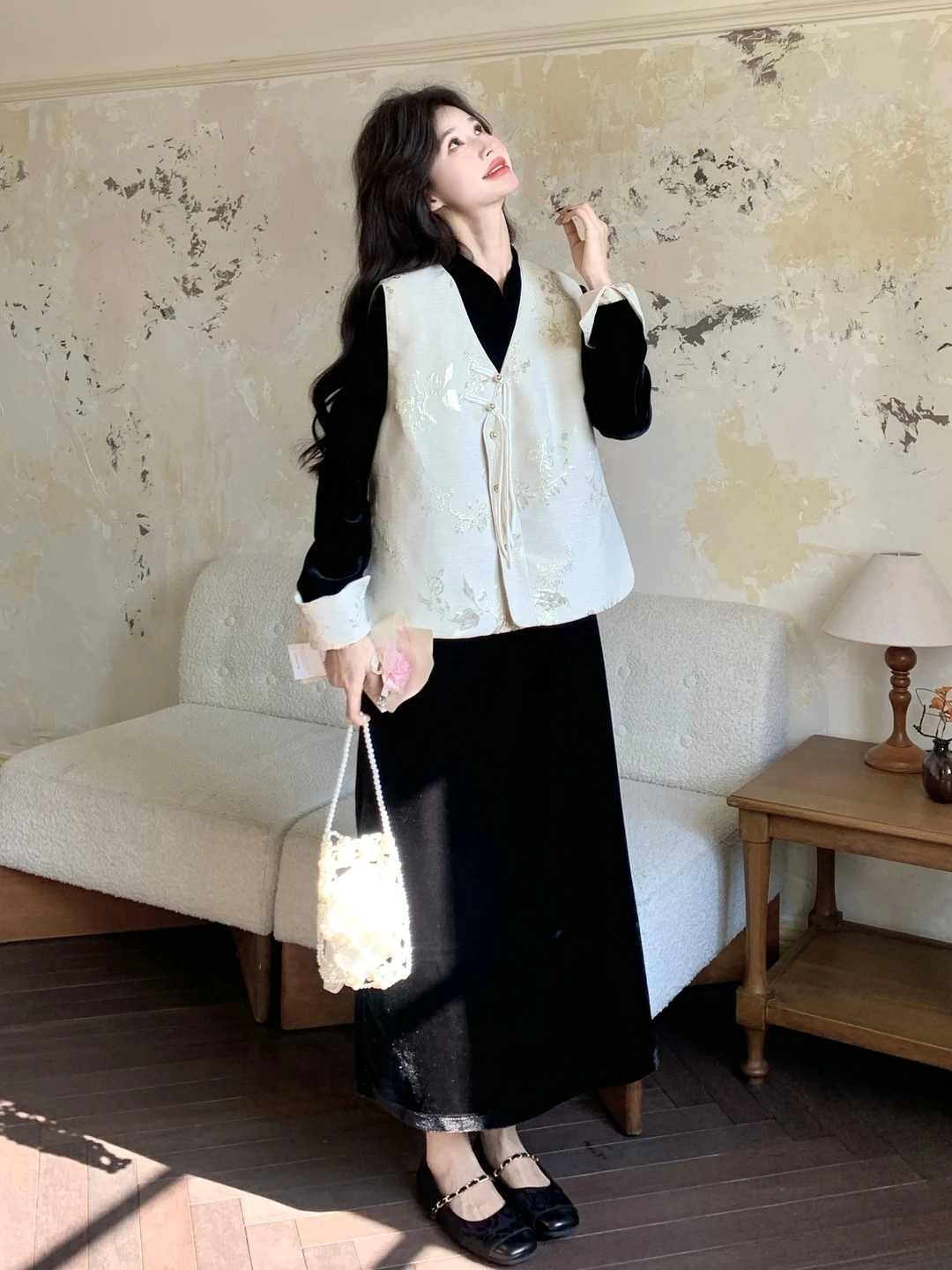 

Новый комплект платьев-ципао в китайском стиле из бархата для женщин: весенне-осенний костюм из двух предметов с высокой талией, короткой длиной и цветочным узором