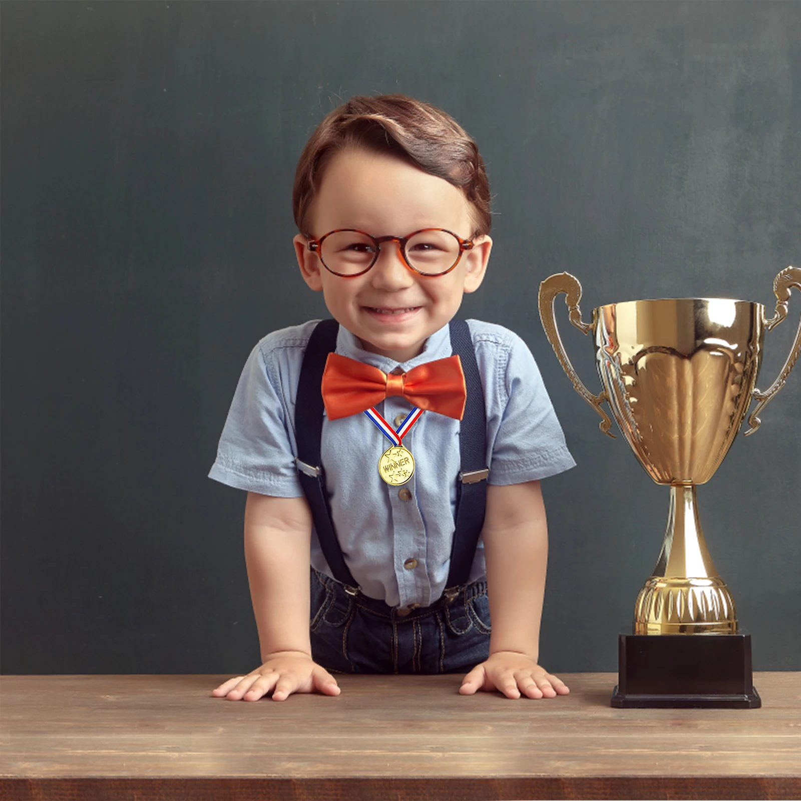 50 Uds. Medallas de ganadores de oro de plástico, juguetes de fútbol, premios de medalla para niños, juguetes para niños, recuerdos de fiesta de cumpleaños, rellenos de piñata