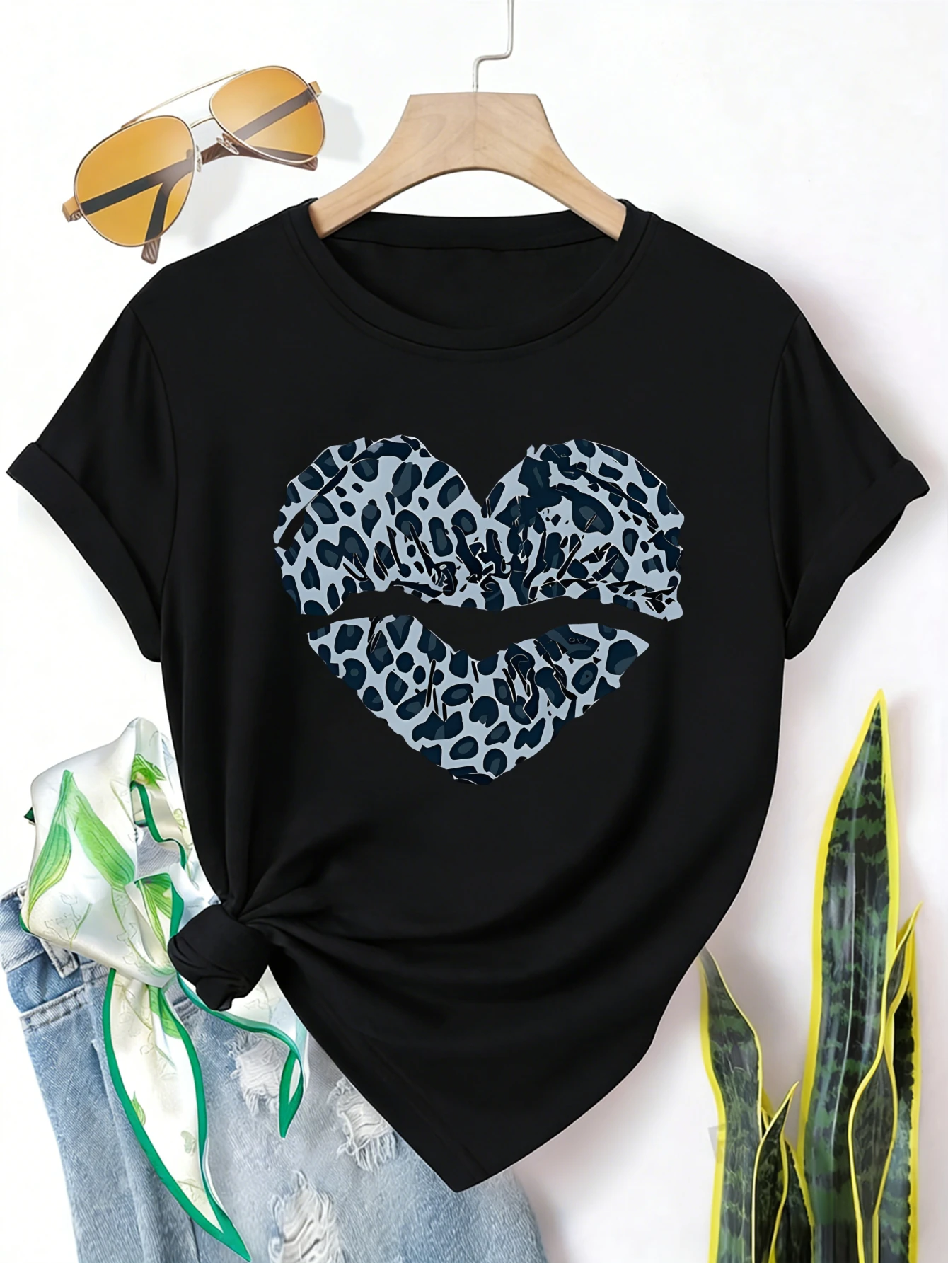 

Женская футболка больших размеров с короткими рукавами, с леопардовым принтом в виде сердечек, из мягкой и удобной ткани, летняя одежда для женщин.