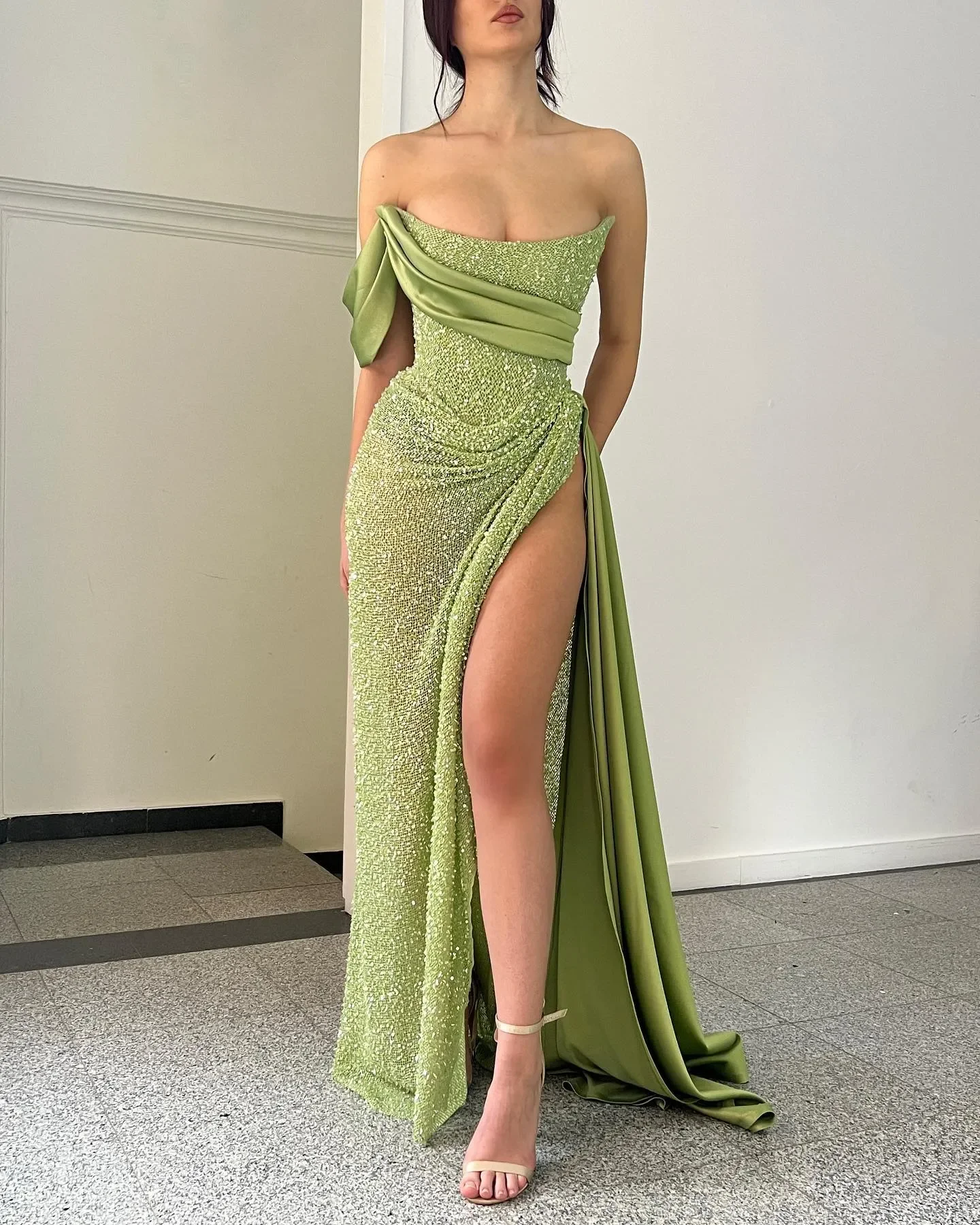 Customized Fashion Green Sequins Prom Dresses Strapless Evening Gowns Pleats Slit Formal Red Carpet Long Special Occasion Party 