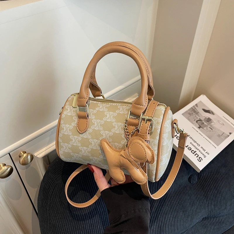 Tas Selempang Wanita Terbuat dari Kulit Berkualitas Menampilkan Gaya Modern Harian untuk Komuter yang Trendi dan Mewah ​