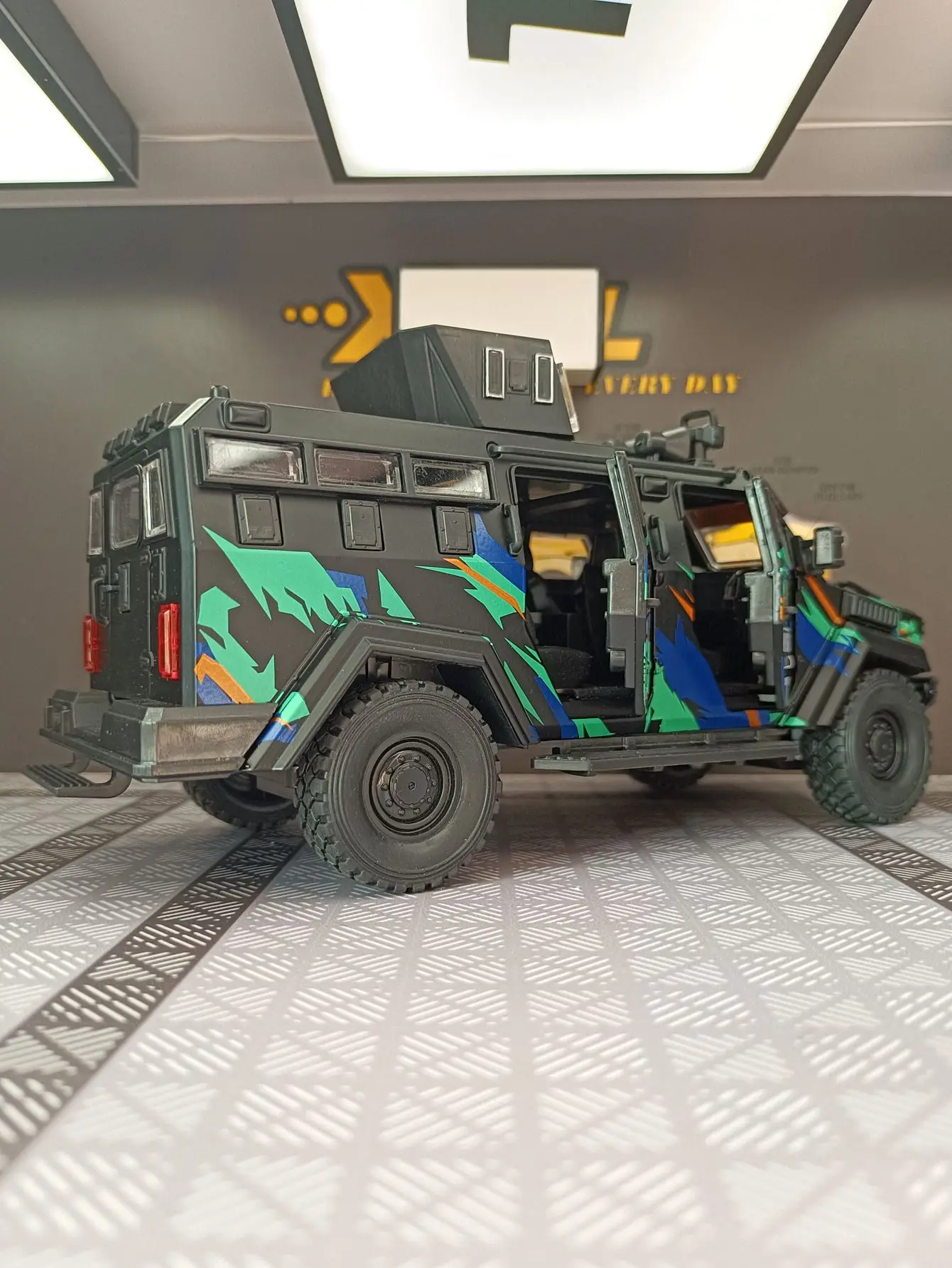 1: 24 simulation saber toothed tiger explosion-proof car camouflage version alloy car model has simulated sound and lighting