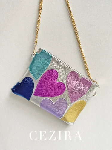 Imagen 2 del producto Bolso de mano de piel sintética metálico colorido de diseño de lujo para mujer, bolsos cuadrados con patrón de corazones dulces a la moda, bolso cruzado con cadena para niñas
