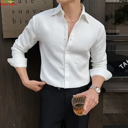 Camicia da uomo lunga in pile bianco autunnale, camicie da uomo Slim alla moda, QJ CINGA nuovissimo maschio Top con cuciture in pizzo decorazione Camisa