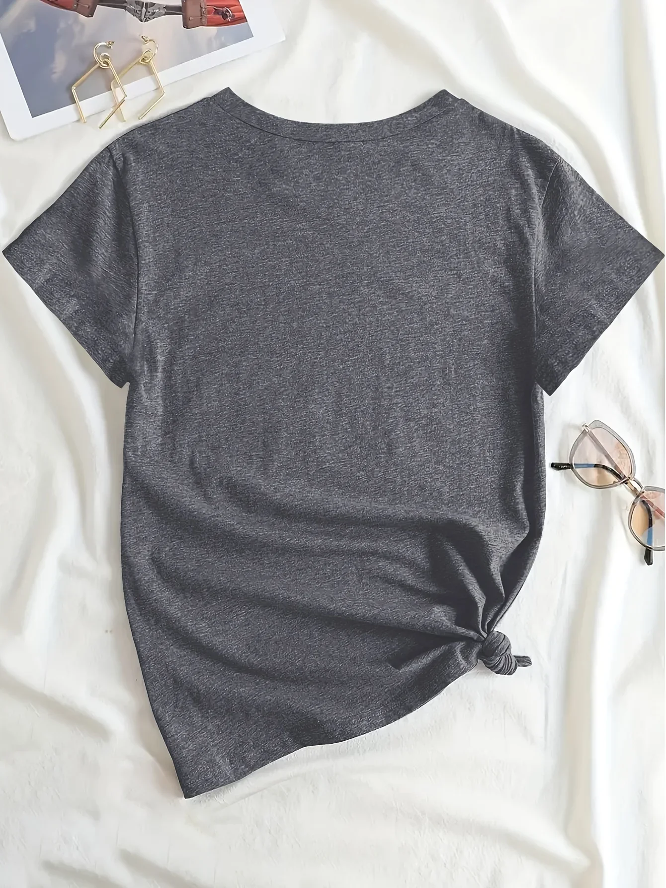 تي شيرت نسائي كاجوال مطبوع عليه قلب "Let them" - أكمام قصيرة ورقبة دائرية، قميص مريح، قماش متوسط التمدد قابل للغسل في الغسالة