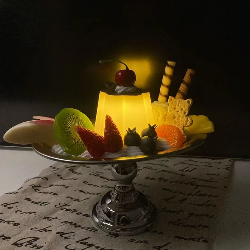 Regalo de cumpleaños para niñas, Mini lámpara de escritorio, adornos Retro de dibujos animados, luz nocturna para amigos, luz de ambiente, bonita lámpara de pudín de cereza