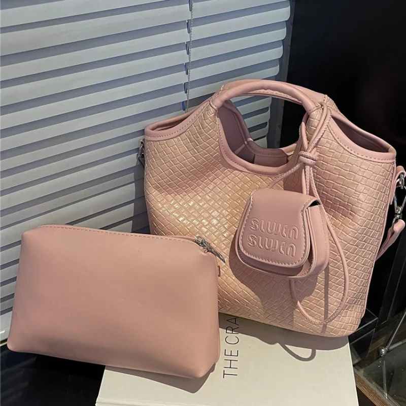 

Стеганая сумка через плечо для женщин, 2025 г., модная большая сумка-тоут, нишевая дизайнерская сумка через плечо, регулируемый ремень, шикарная веганская кожа