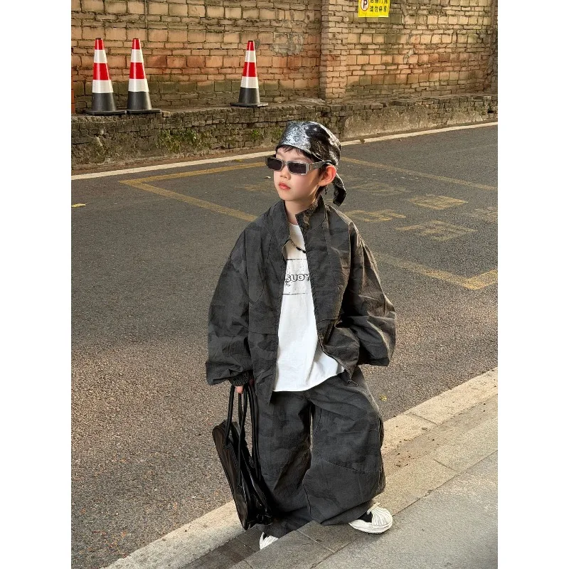 

Детские костюмы: Новинка весны 2026 – модный уличный стиль, камуфляжный комплект для мальчиков, повседневный свободный костюм-двойка, тренд сезона