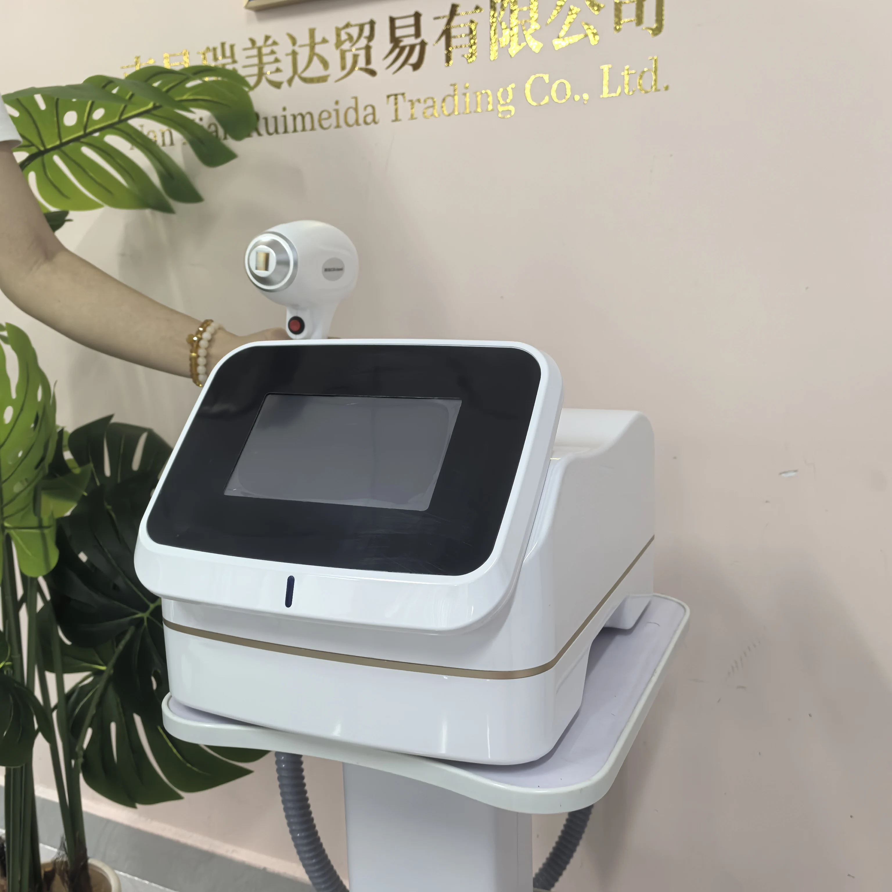 

Professional Mini Diode Ice Titanium Hair Removal Machine 808nm 4000w Painless Permanent CE External Water Tank Design