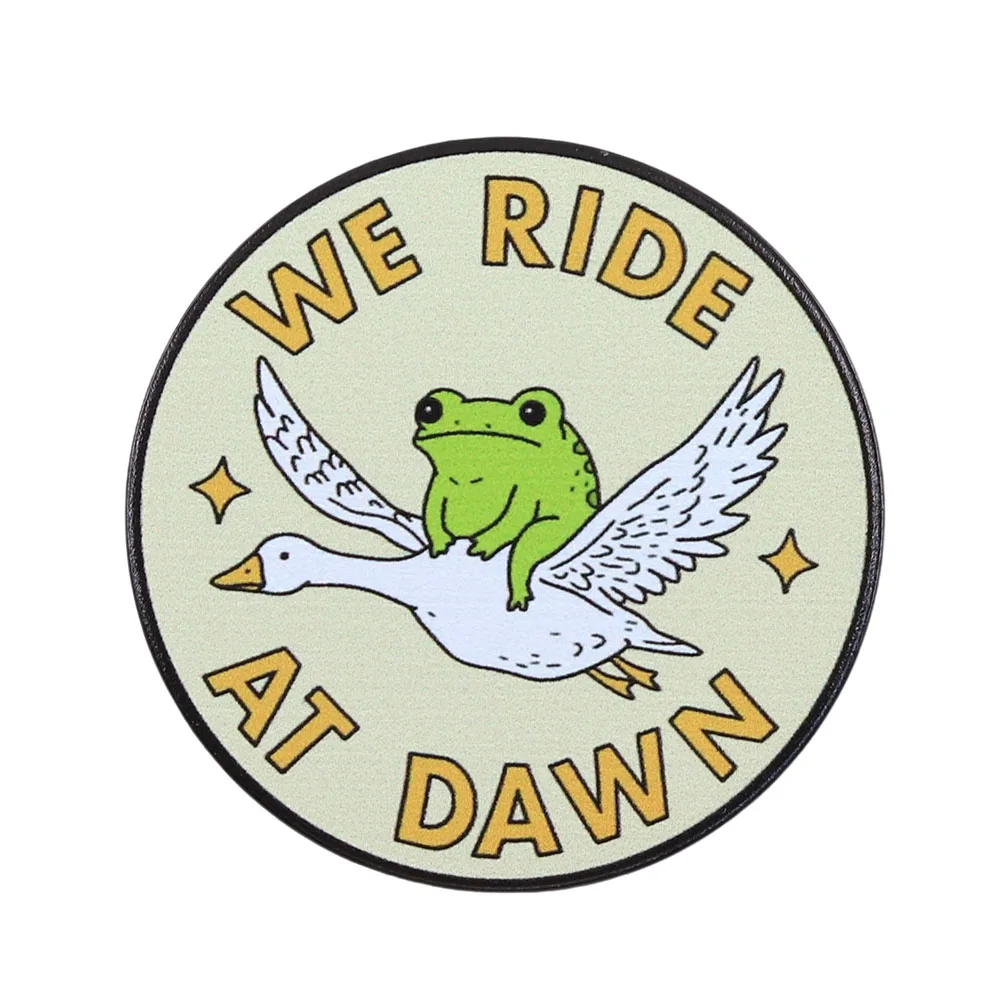 Wir reiten im Morgengrauen: Frosch auf Gans Emaille-Pin, lustige Meme-Brosche für Rucksack, Kleidungszubehör, Cartoon-Tier-Abzeichen – Detail 1