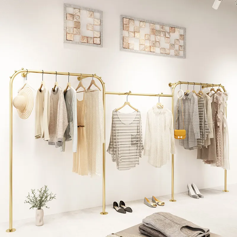 

Стойка для демонстрации одежды, специальная стойка для женской одежды, напольная, от стены до потолка, с боковой вешалкой, фоновое оформление.