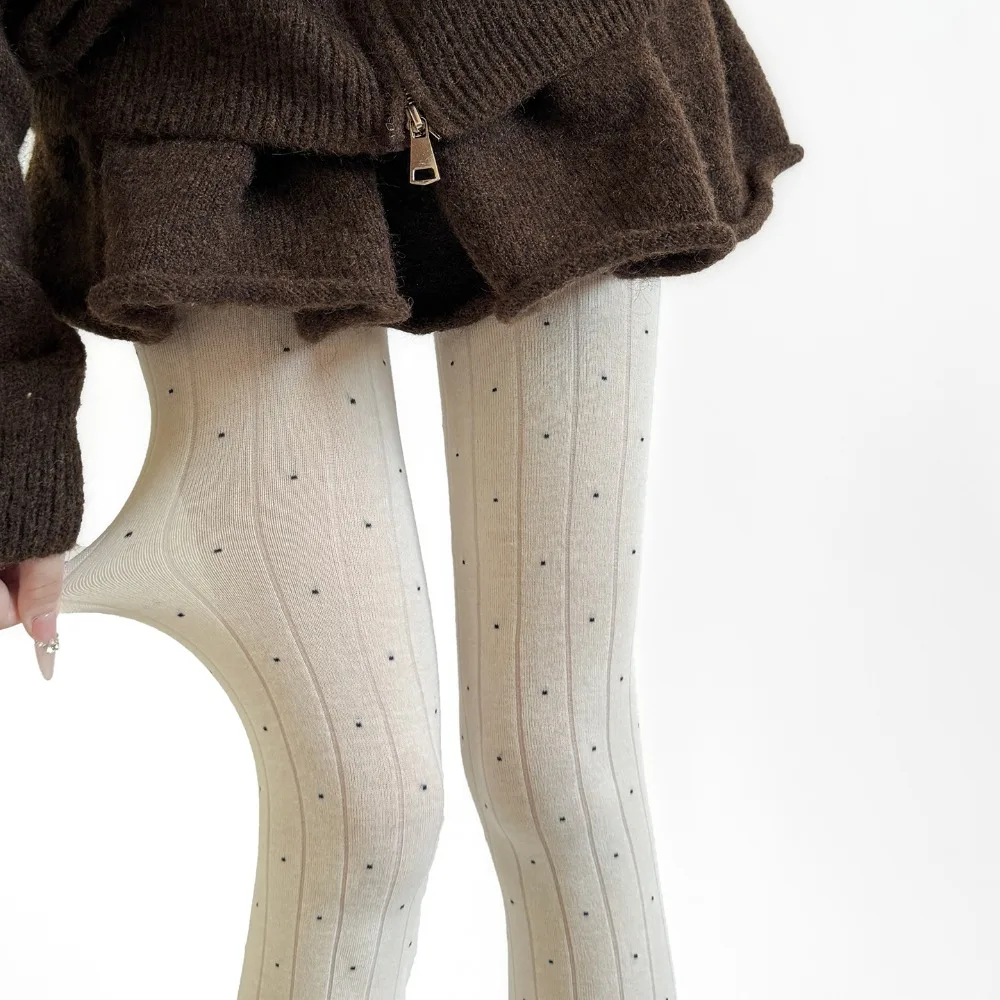 Rajstopy w grochy z bawełny, wygodne, modne, prążkowane legginsy.