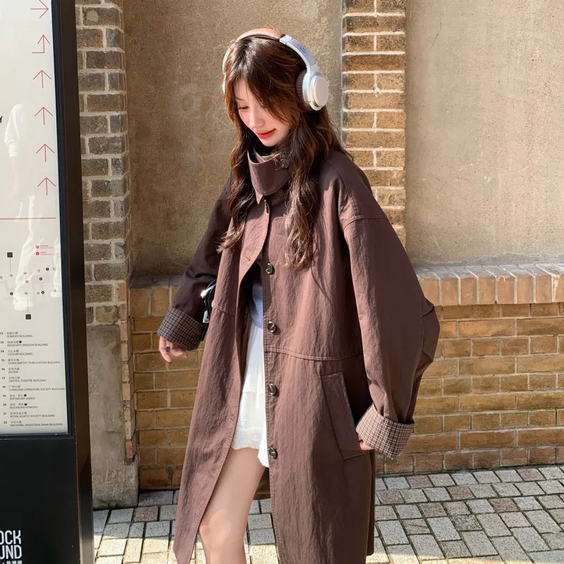 

A new youthful versatile comfortable and skin-friendly long reddish-brown patchwork windbreaker