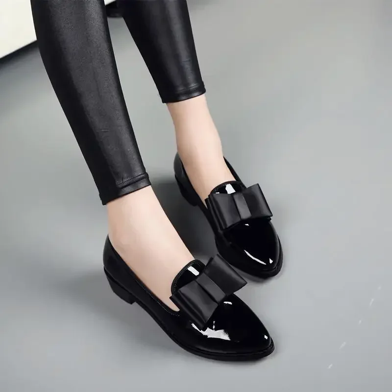 

2025 New Women's Loafers Bow Pointed Flat Shoes Women's Patent Leather Shallow Mouth Commuting Daily Casual Shoes