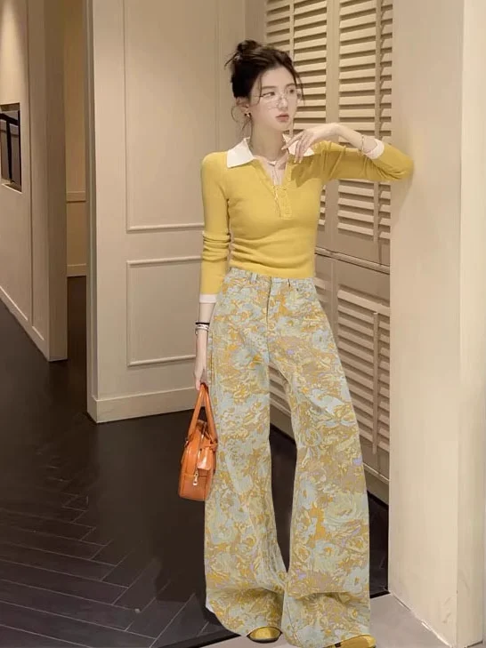 

Стильный осенний женский комплект из двух предметов в американском стиле: вязаный топ с отложным воротником и брюки с широкими штанинами