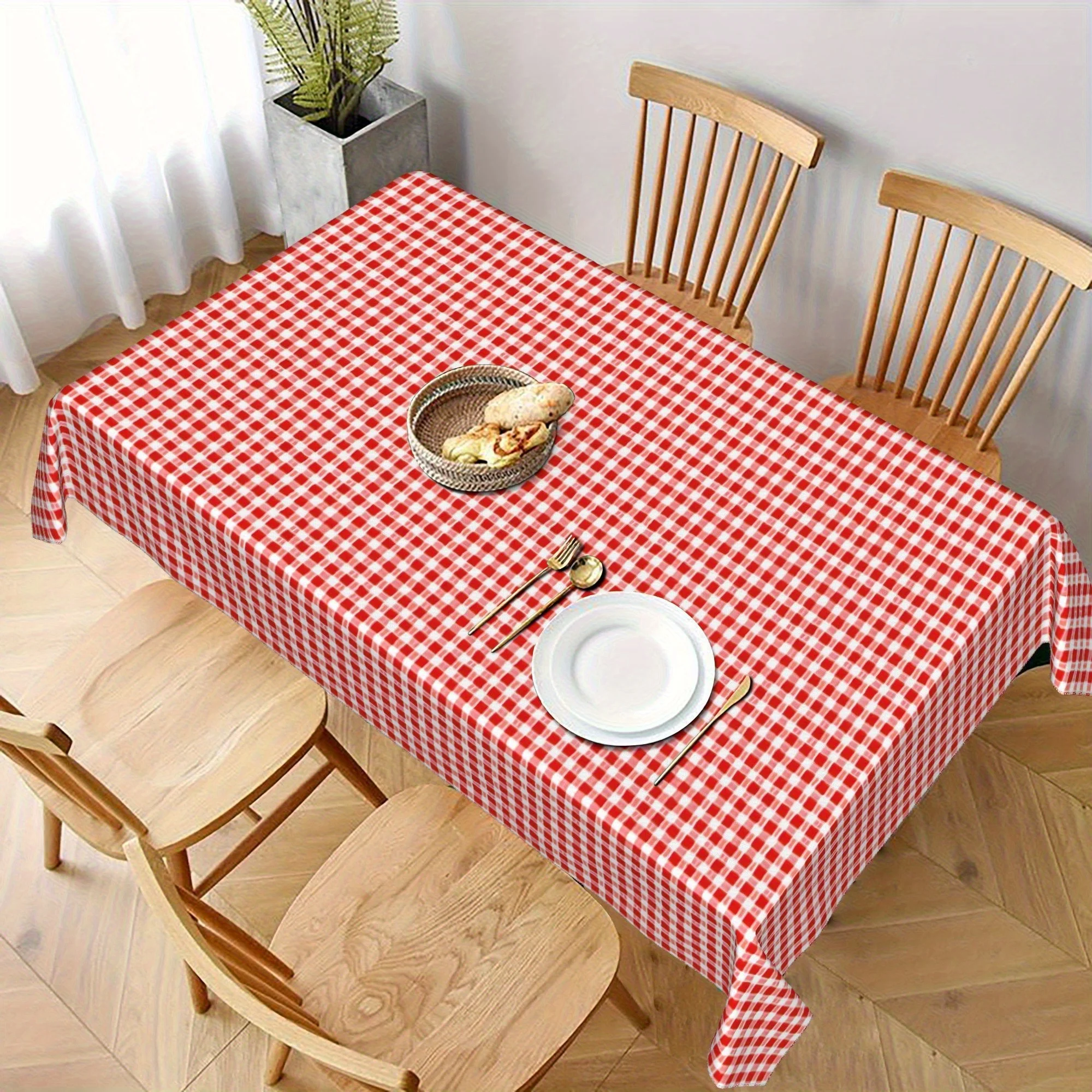 One classic red and white checkered tablecloth, simple and retro, effortlessly creating a refreshing dining atmosphere.zyc