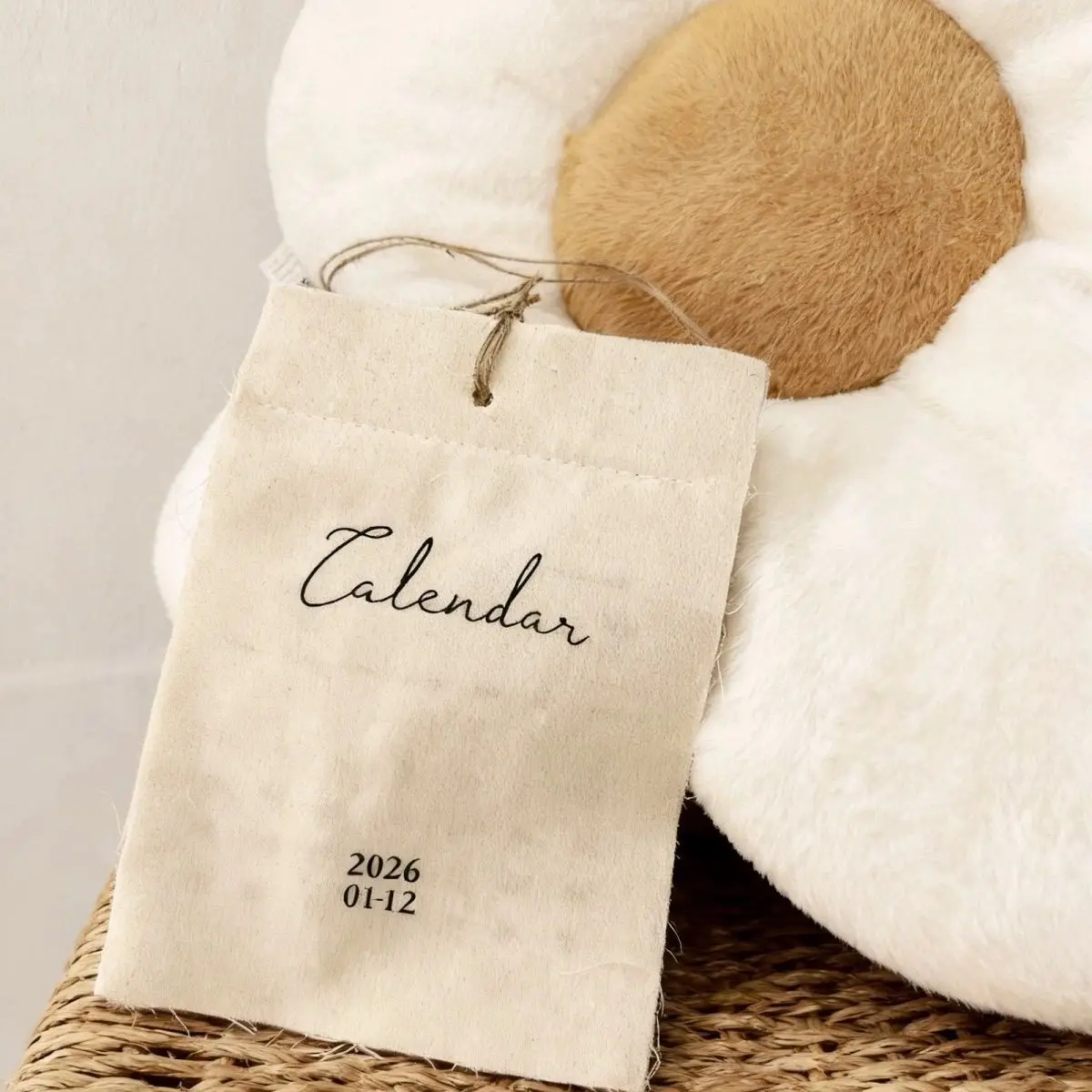 Calendario da parete in tessuto di cotone Ins 2025 Calendario inglese decorativo in stile coreano Decorazioni per la casa per l'ufficio per oggetti in posa popolari