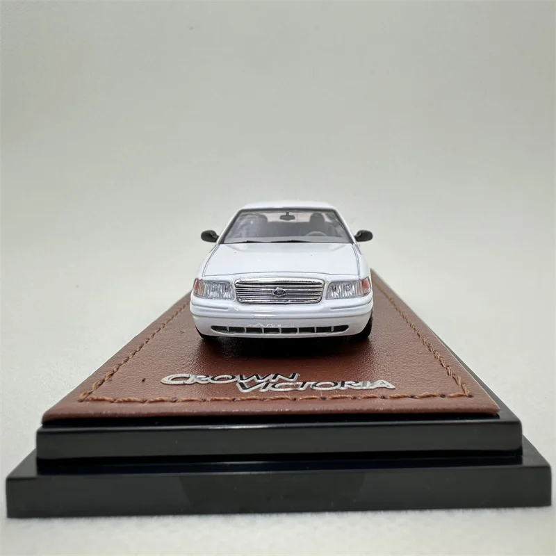 GOC 1:64 Ford Crown Victoria Street Package White  Diecast Model Car