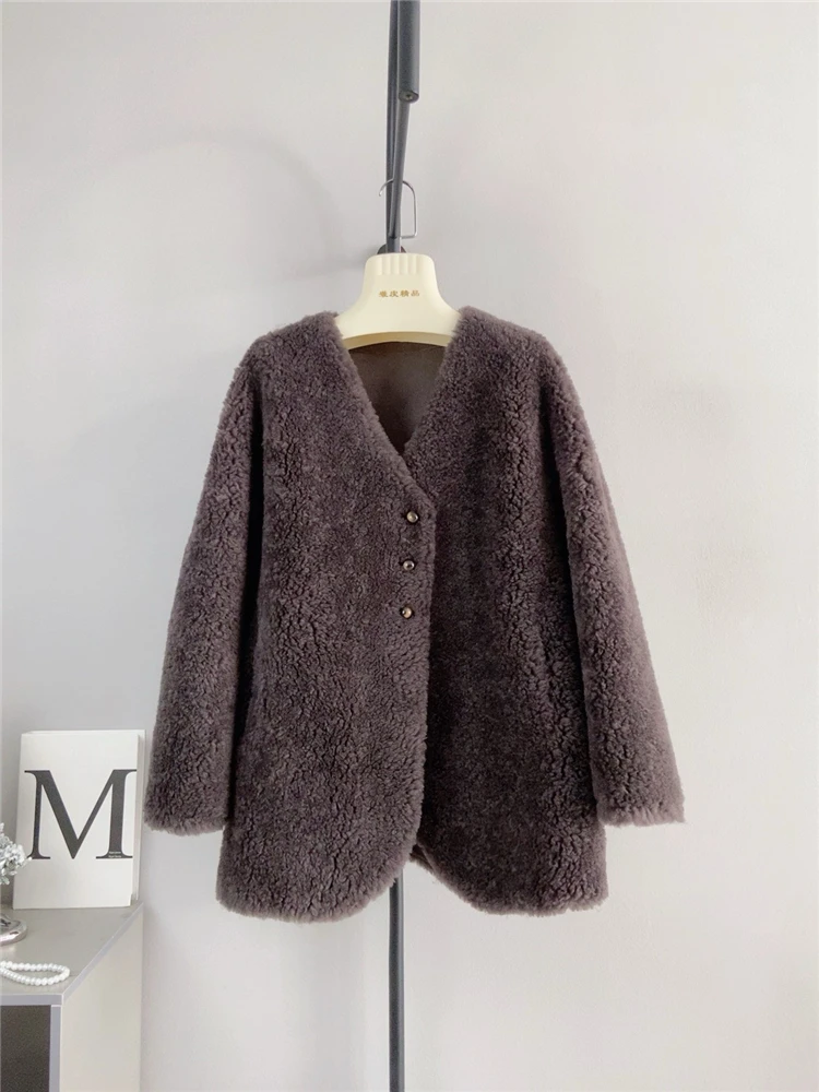 Pure wool autumn and winter new V-neck button sheep shearing velvet composite fur coat Haining fur temperament keeps