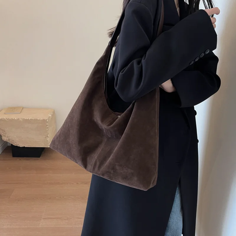 

Замшевая плюшевая сумка для женщин, новая осенняя мода, модная сумка через плечо большой вместимости, повседневная сумка-тоут, однотонный цвет