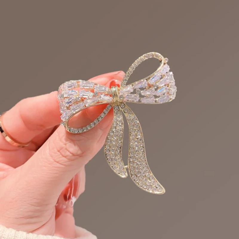 Bow Tie Rhinestone Brooch Female Simple Personality Fashion Pin Suit Anti-light Corsage Jewelry Gift