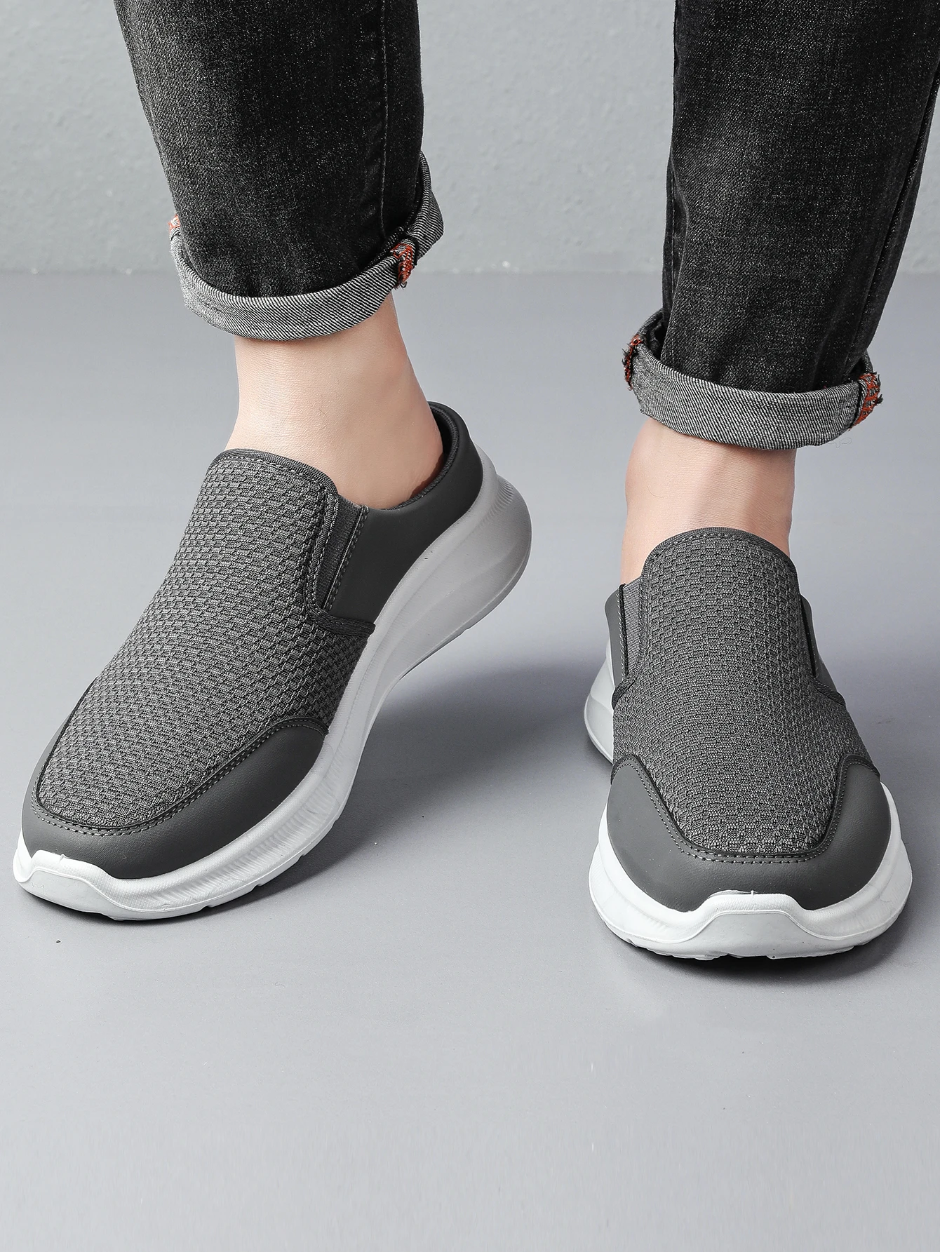Einfache Minimalistische Herren-Mule-Sneaker, Perforierte Netzstrick-Oberfläche, Umhüllende Schutzkappe, Leichter Slip-On – Detail 2