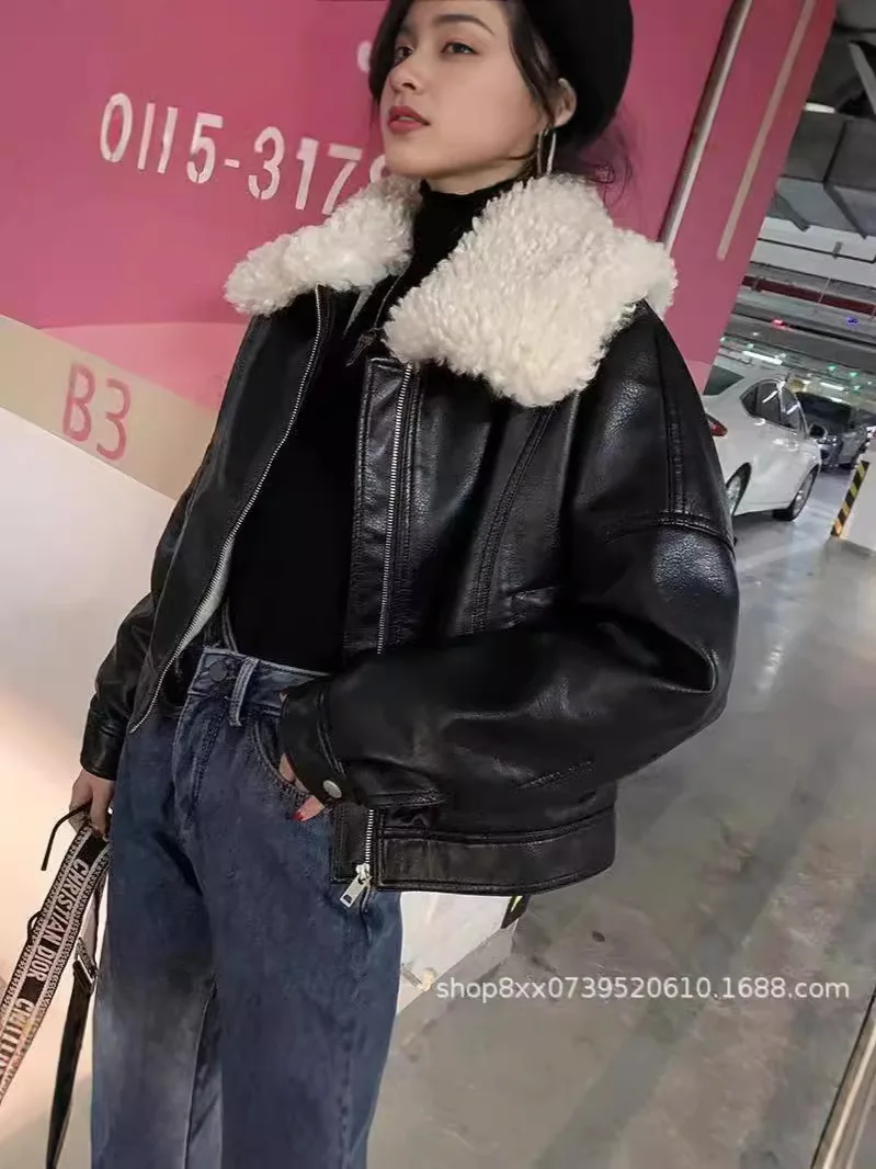 

Шерсть ягненка и женщина Светло-серый Замшевая отделка Мягкое на ощупь Нежное ощущение Гладкая поверхность Роскошный опыт Премиум качество Высокий класс