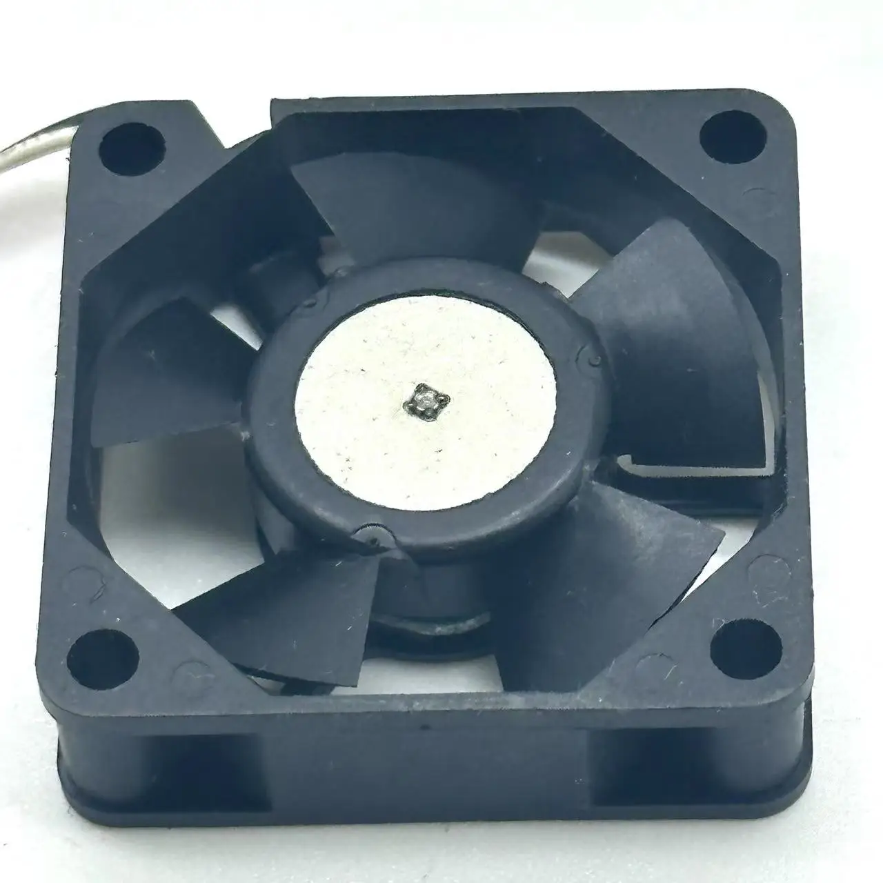 NMB-MAT 1404KL-04W-B59 B00 DC 12V 0.11A 35x35x10 มม.3 สาย Server พัดลมระบายความร้อน