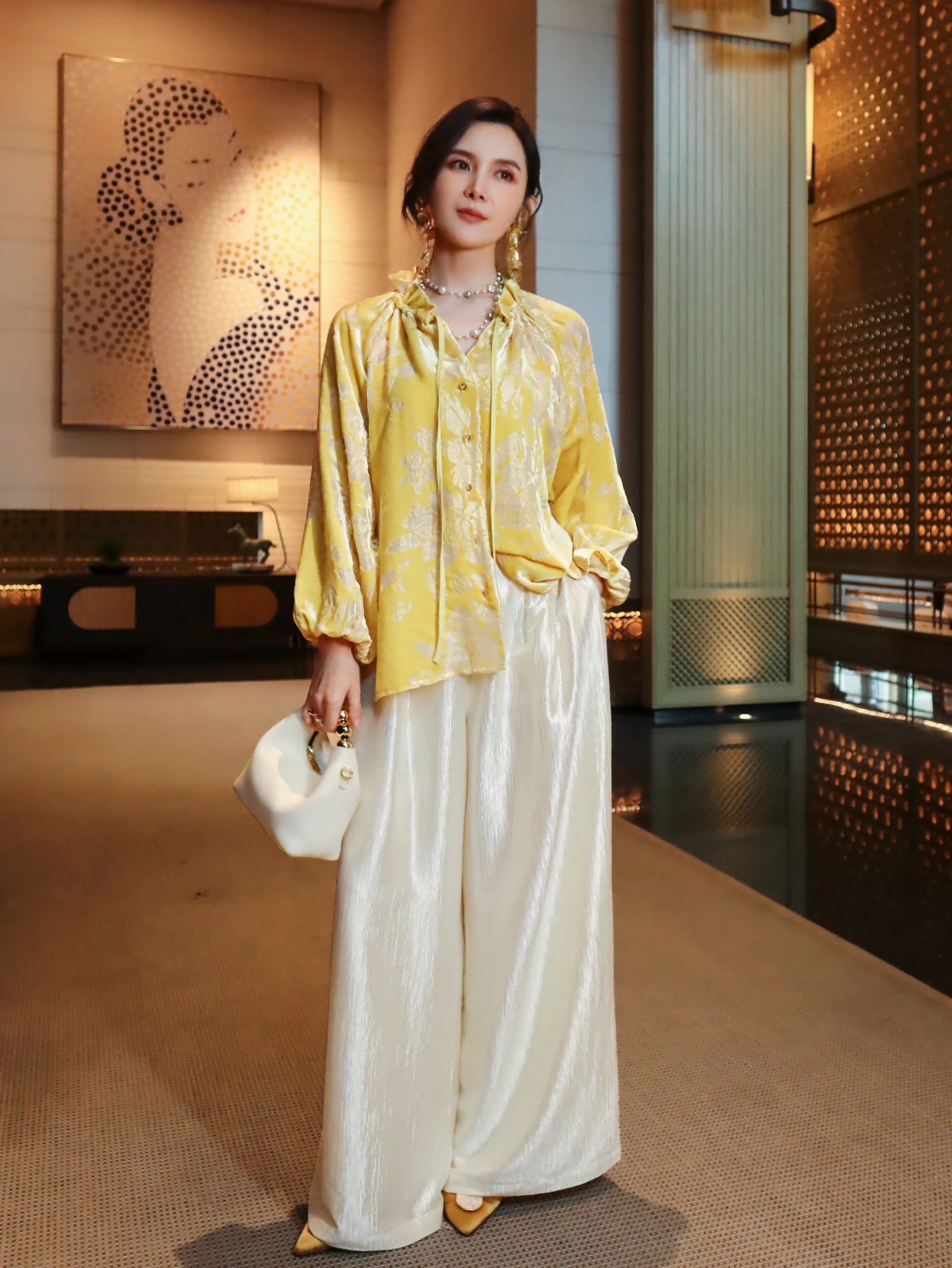 

Gold Tead Embroidered Chinese Sle Luxury irt Lantern Sve V-Ne Lemon Yellow iny Silk Celebri Long Sve Top
