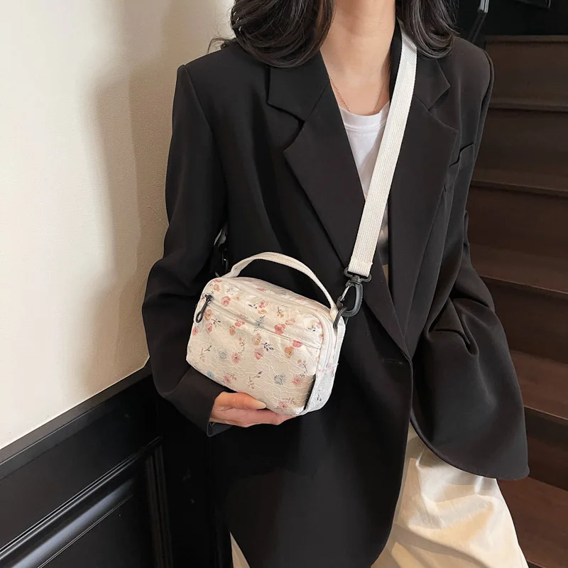 

New floral handbag for women, large capacity outdoor cosmetics storage bag, fashionable plaid single shoulder crossbody bag ita