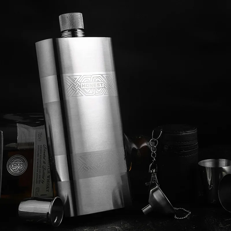 High-end Stainless Hip Flask Set 17OZ Whisky Flask with Beautiful Pattern High-capacity Alcohol Flasks Suitable As Gift for Men