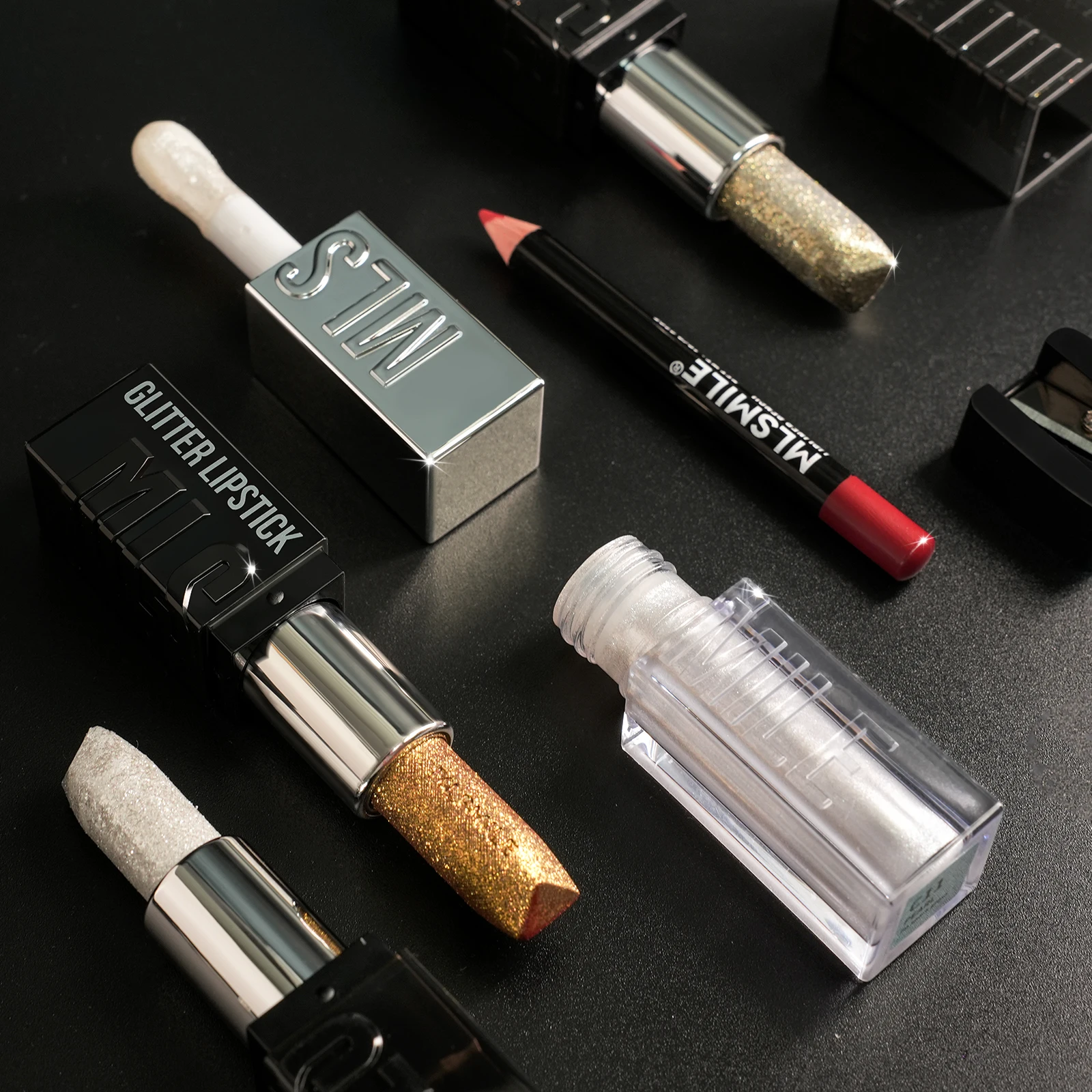 MLSMILE مجموعة شفاه متعددة المزيج من أحمر الشفاه اللامع الناعم + قلم تحديد الشفاه كومبو قلم رصاص مجاني