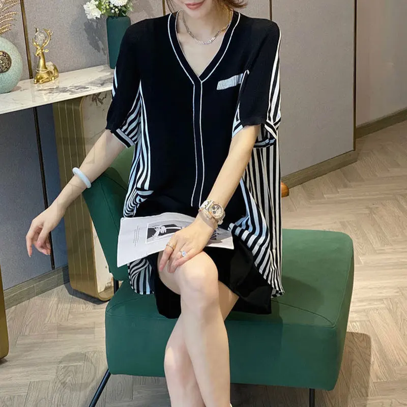 Female Clothing Striped Patchwork Blouse Korean Loose Streetwear Fashion Bright Line Decoration 2024 Summer Casual V-Neck Shirt