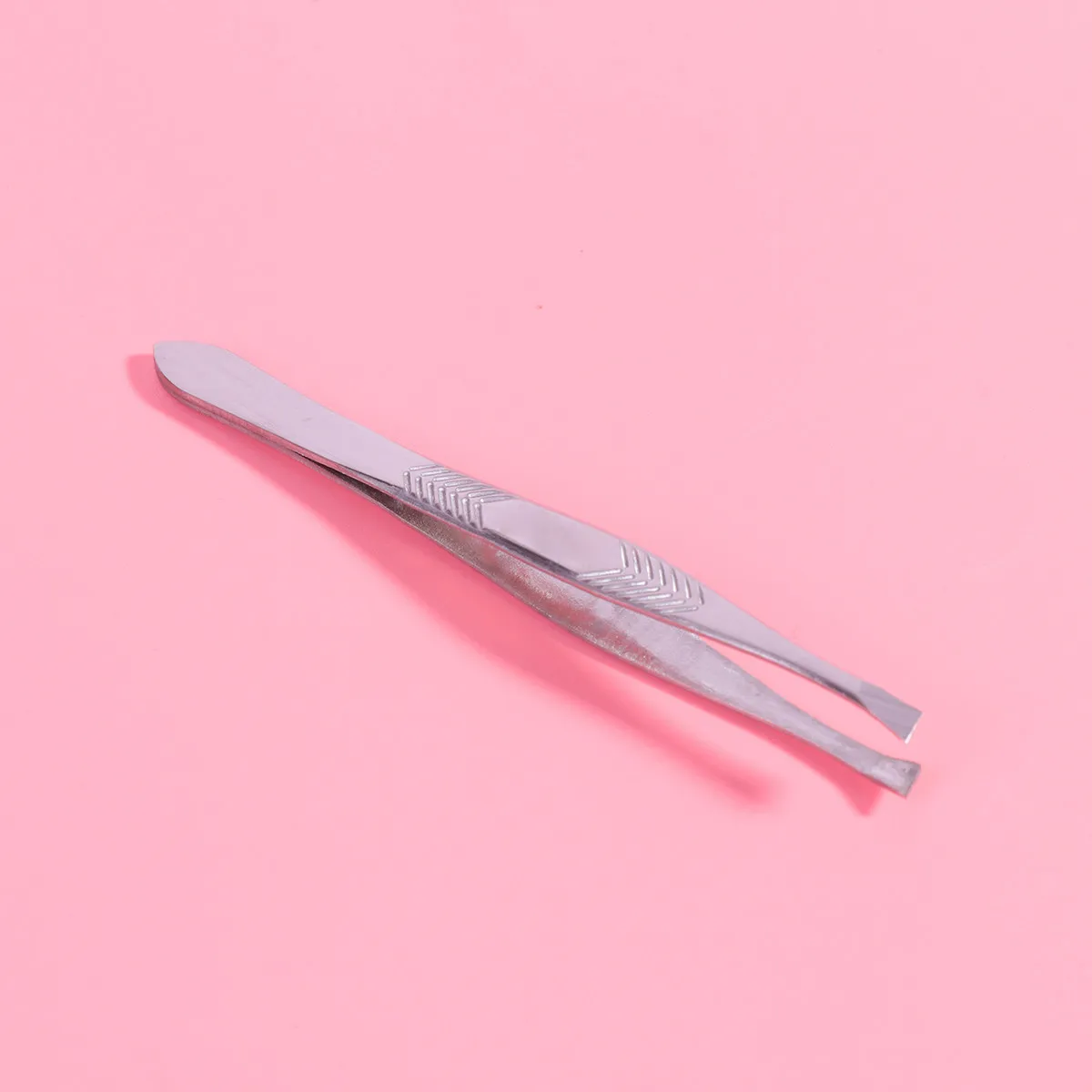 

Набор из 24 пинцетов для бровей из нержавеющей стали со скошенными кончиками, для точного удаления вросших волосков и остригованных волосков, профессиональный инструмент для макияжа бровей