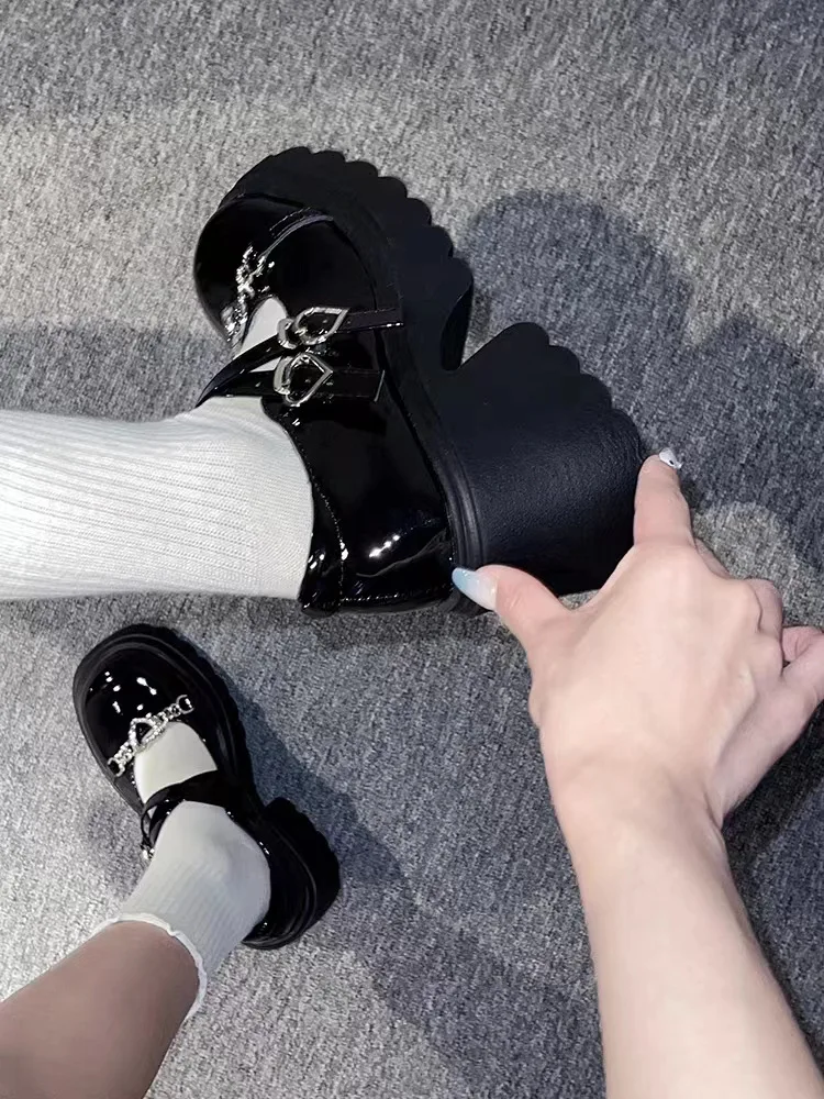 2026 الحلو على شكل قلب مشبك لوليتا أحذية النساء براءات الاختراع والجلود منصة ماري جينس زخرفة المعادن تأثيري حذاء بكعب سميك مضخات