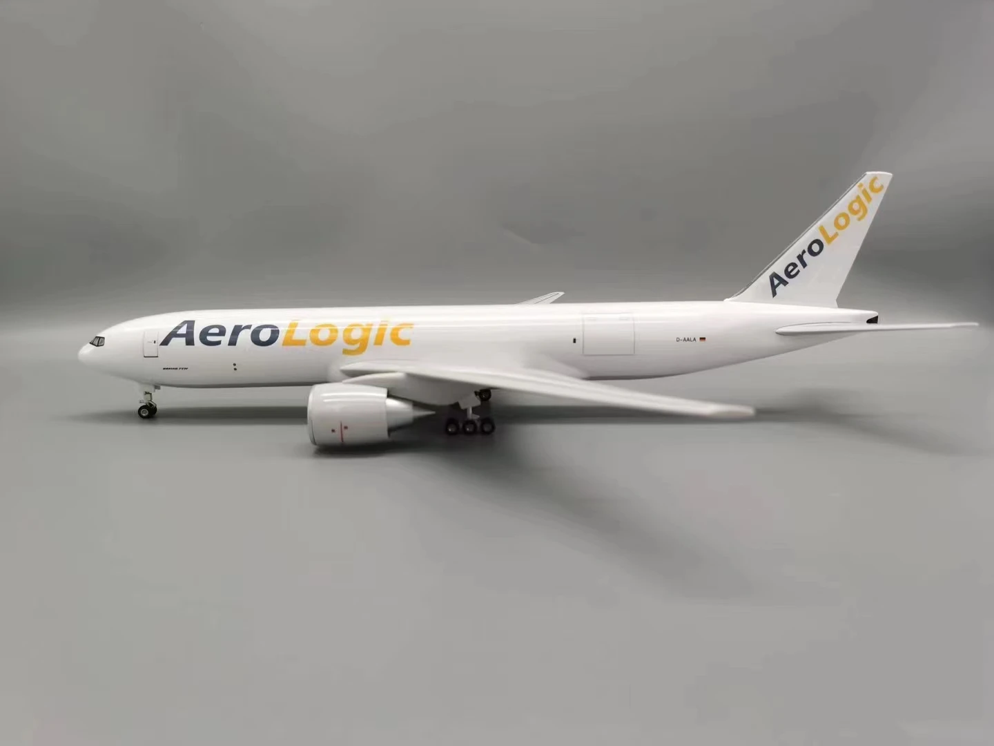 Modello di aereo di grandi dimensioni in scala 1:157 da 47 cm B777-200 Aerei giocattolo da carico aerologico Aereo pressofuso con luci a LED Modello giocattolo educativo