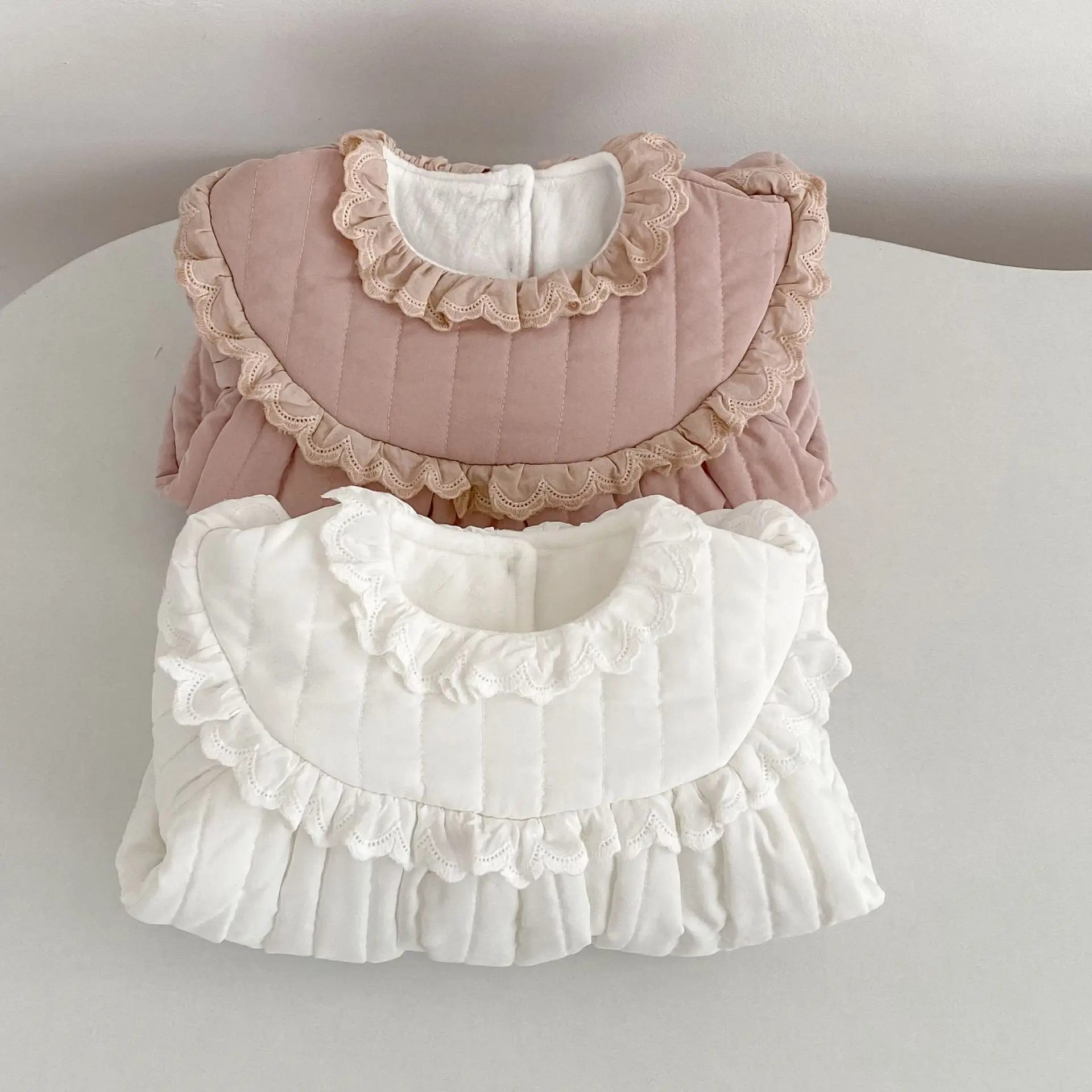 

2025 Autumn and Winter New Baby Girl Lace Ha Yi with Plush Cute Lotus Leaf Lace Two-color Triangle Crawling