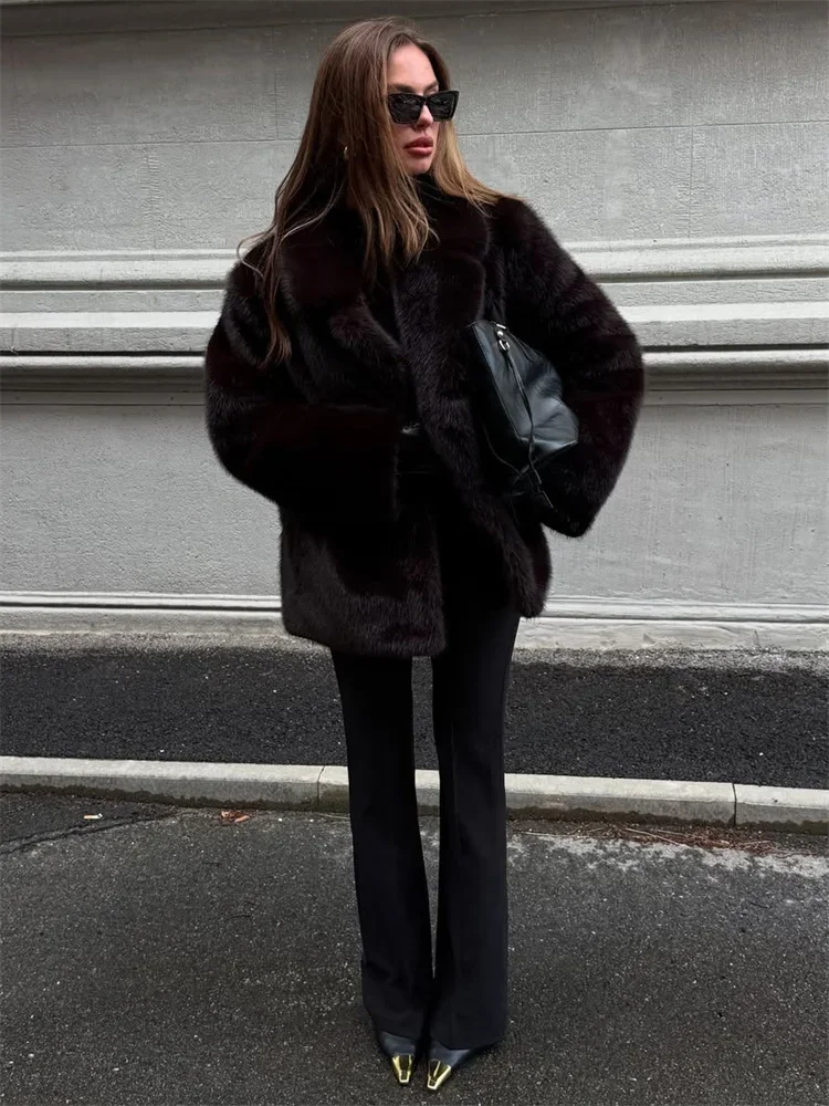 เสื้อโค้ทขนเฟอร์เทียมสีดำสุดหรูสำหรับผู้หญิง ฤดูหนาว สวมใส่ไปทำงาน ปกเสื้อแบบปกเชิ้ต แขนยาว เสื้อคลุมคาร์ดิแกน เสื้อคลุมขนเฟอร์เทียมสำหรับผู้หญิง อุ่นสบาย รุ่นปี 2025