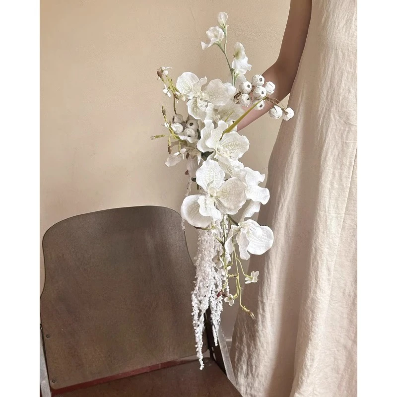 

Средневековый стиль, имитация цветка, свадебная съемка, букет водопада, белый букет, флорист, оригинальный дизайн