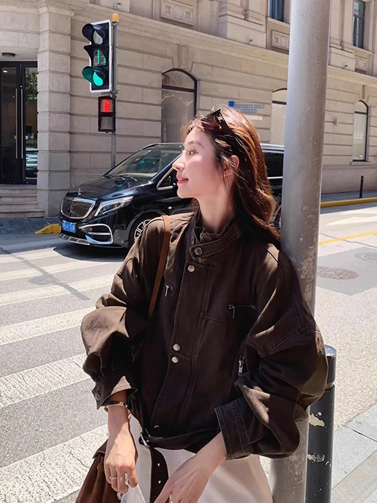 Jaqueta Feminina Cé Brown Estilo Motociclista Coreana Nova Coleção Primavera 2026 – Casaco Utilitário Moderno e Elegante de Caimento Solto com Manga Longa
