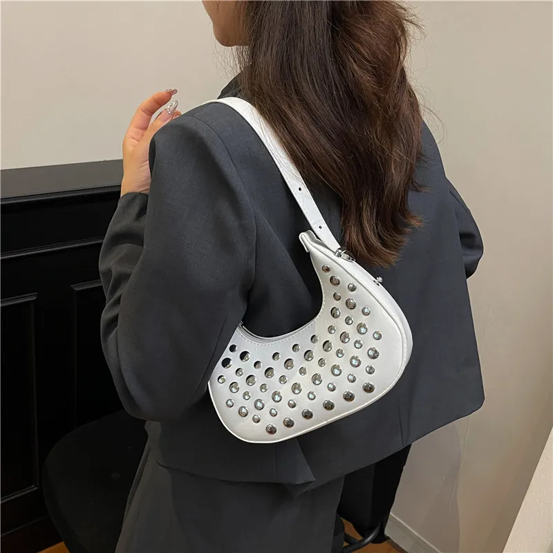 

2025 Новая корейская версия сумки для подмышек с заклепками, нишевая сумка на плечо, повседневная женская универсальная сумка для пельменей