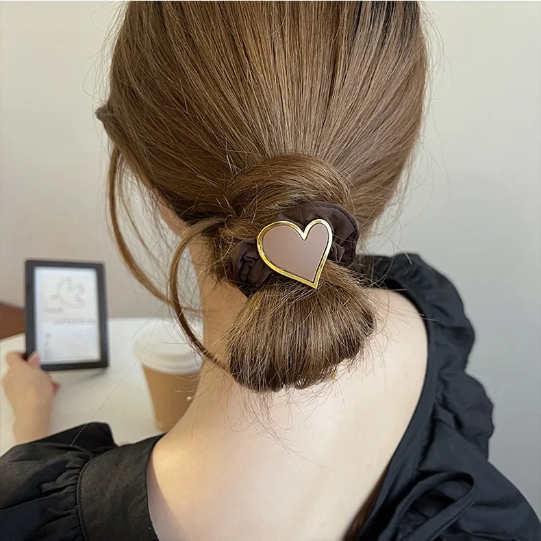 Vintage Love Heart Scrunchy Hair Tie Winter Simple Elegant Elastic Band for Women Cold Style Ponytail Metal Decor Sturdy