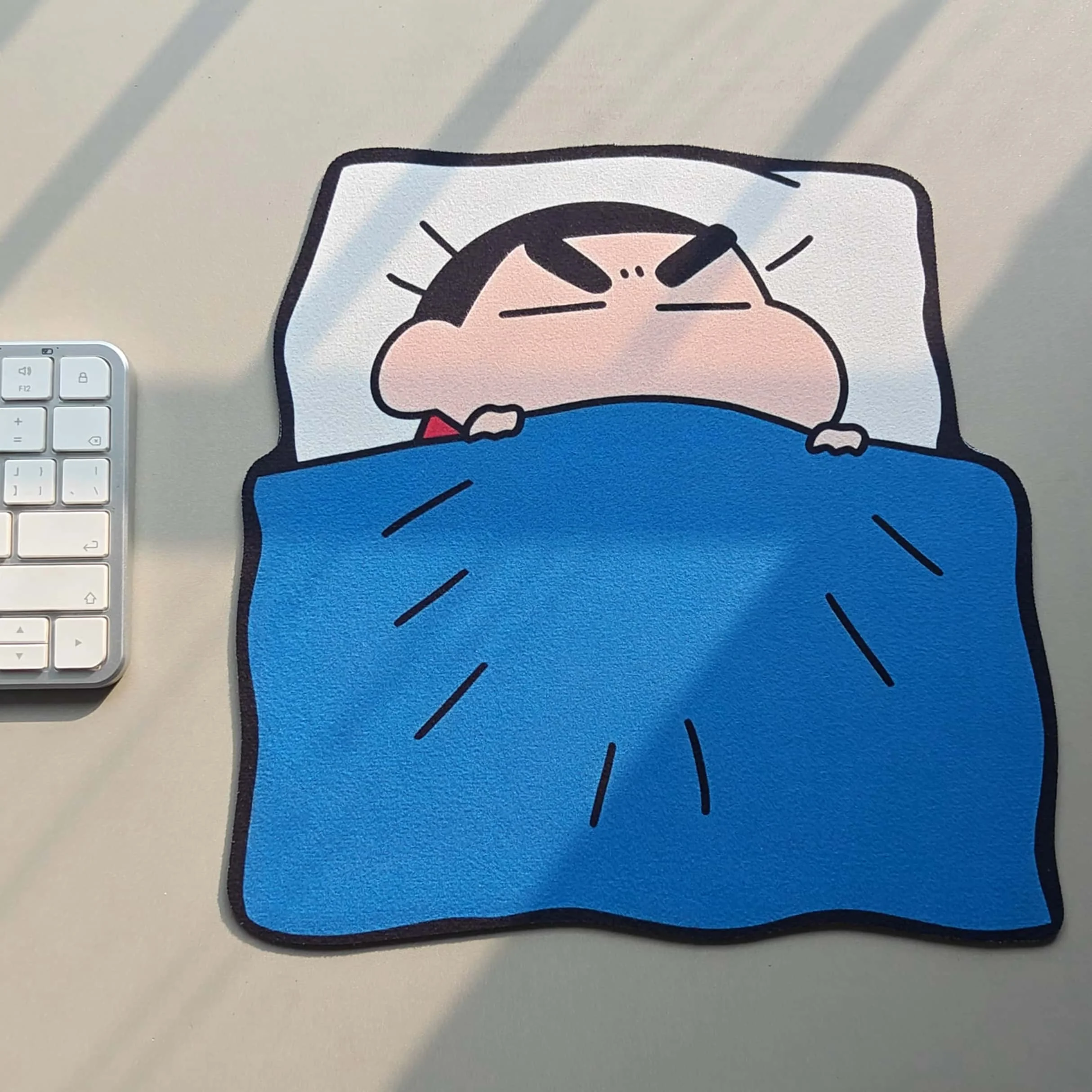Tapis de souris Crayon Shinchan mignon en promotion, base antidérapante en caoutchouc, surface en tissu doux, tapis de bureau anime pour le bureau/la maison/ordinateur