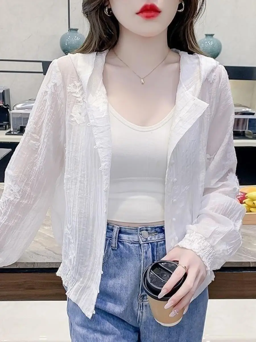 conjunto-feminino-de-verao-moderno-e-solto-com-capuz-camisa-branca-duas-pecas-fino-elegante-protecao-solar-lancamento-2026