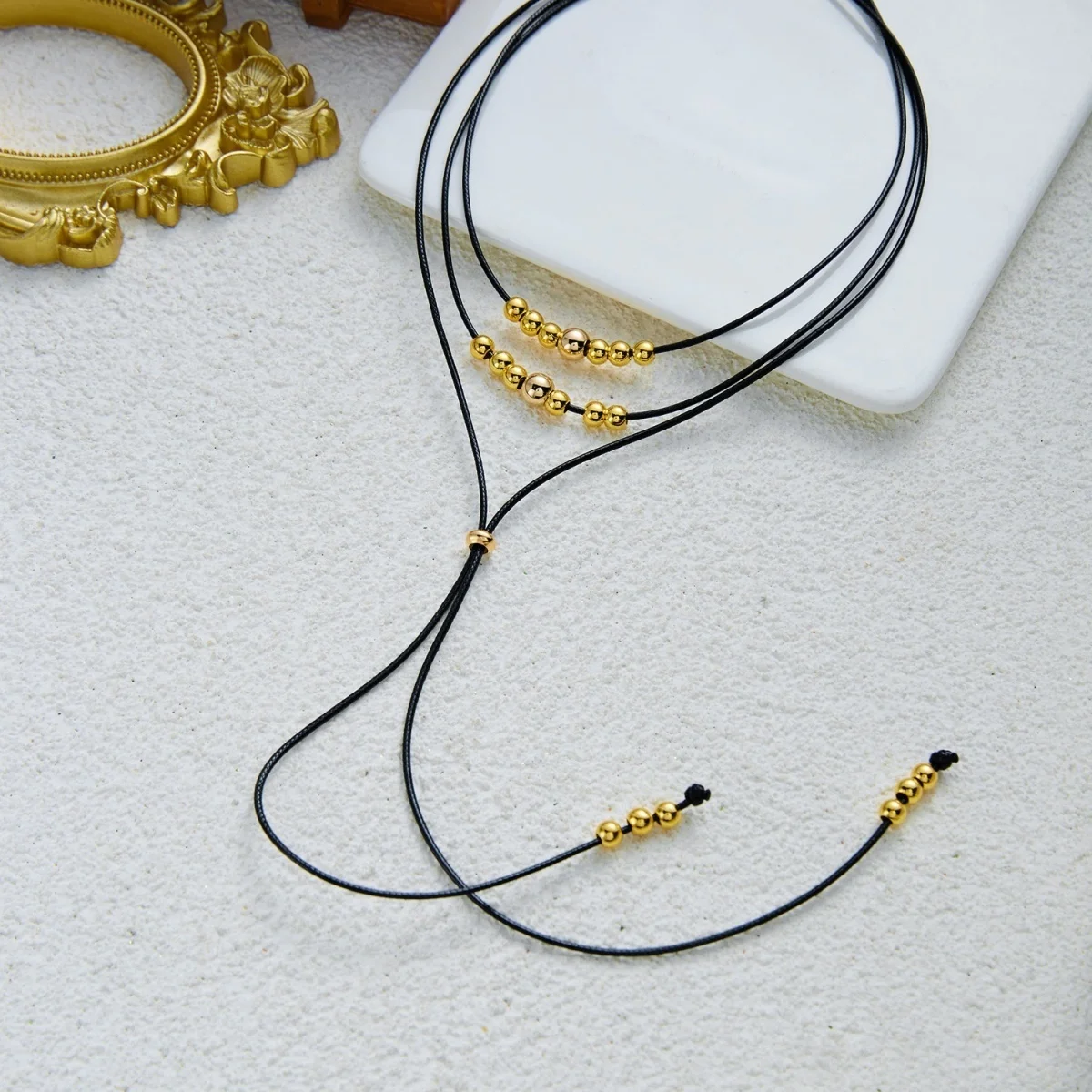 Vintage Minimalistische Gebogene Mehrschichtige Halskette für Damen und Herren, Schwarzes Lederband, Y-förmige Goldfarbene Perlen, Quasten-Choker-Schmuck – Detail 33
