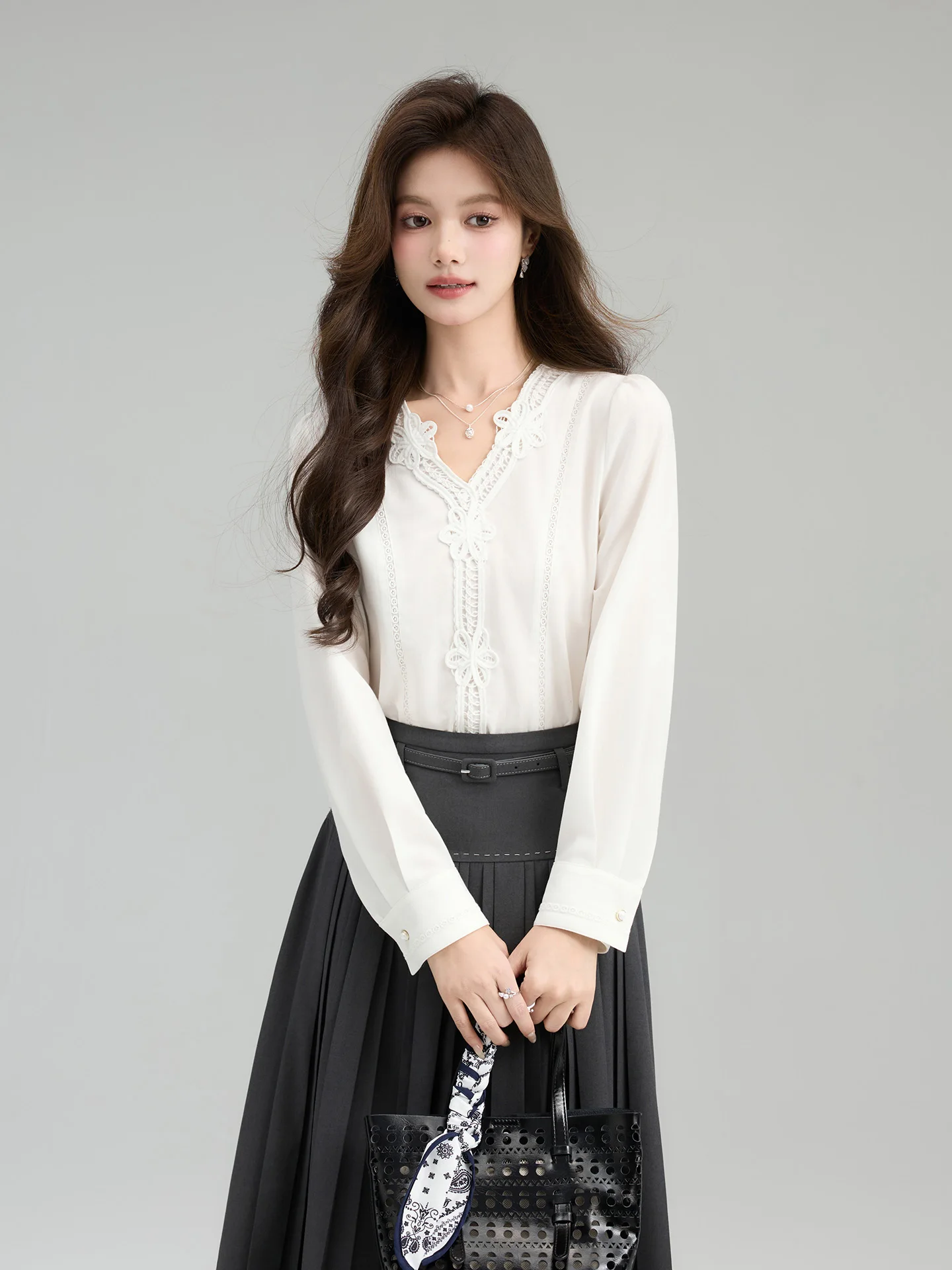 

Женская блузка с длинным рукавом, кружевным V-образным вырезом, белая, весна 2026, новинка, дышащая, комфортная, подходит для всех возрастов, от китайского производителя