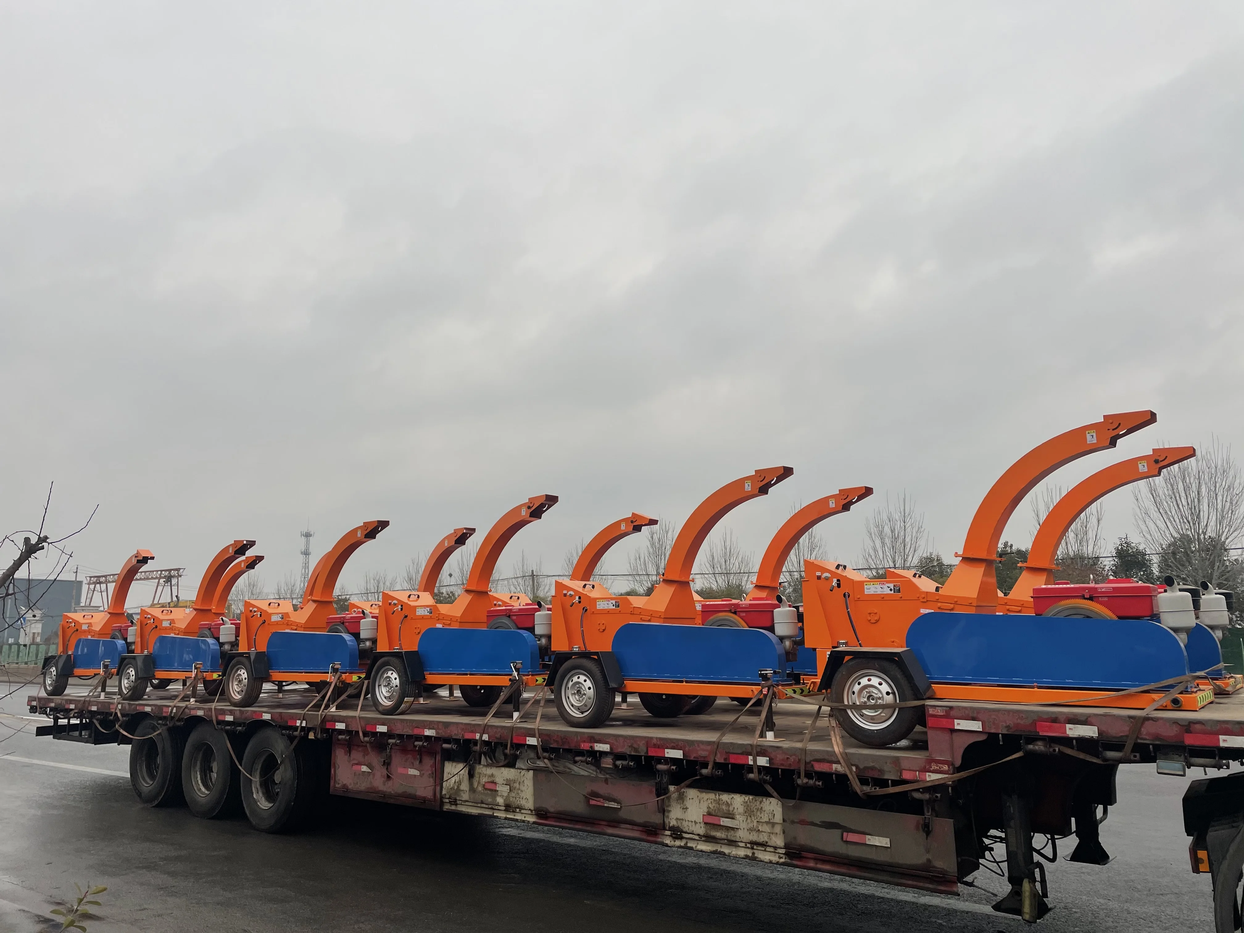 Highly Automated Large Mobile Branch Crusher Wood Grinder with Tires Wood Chipper Agricultural Crusher