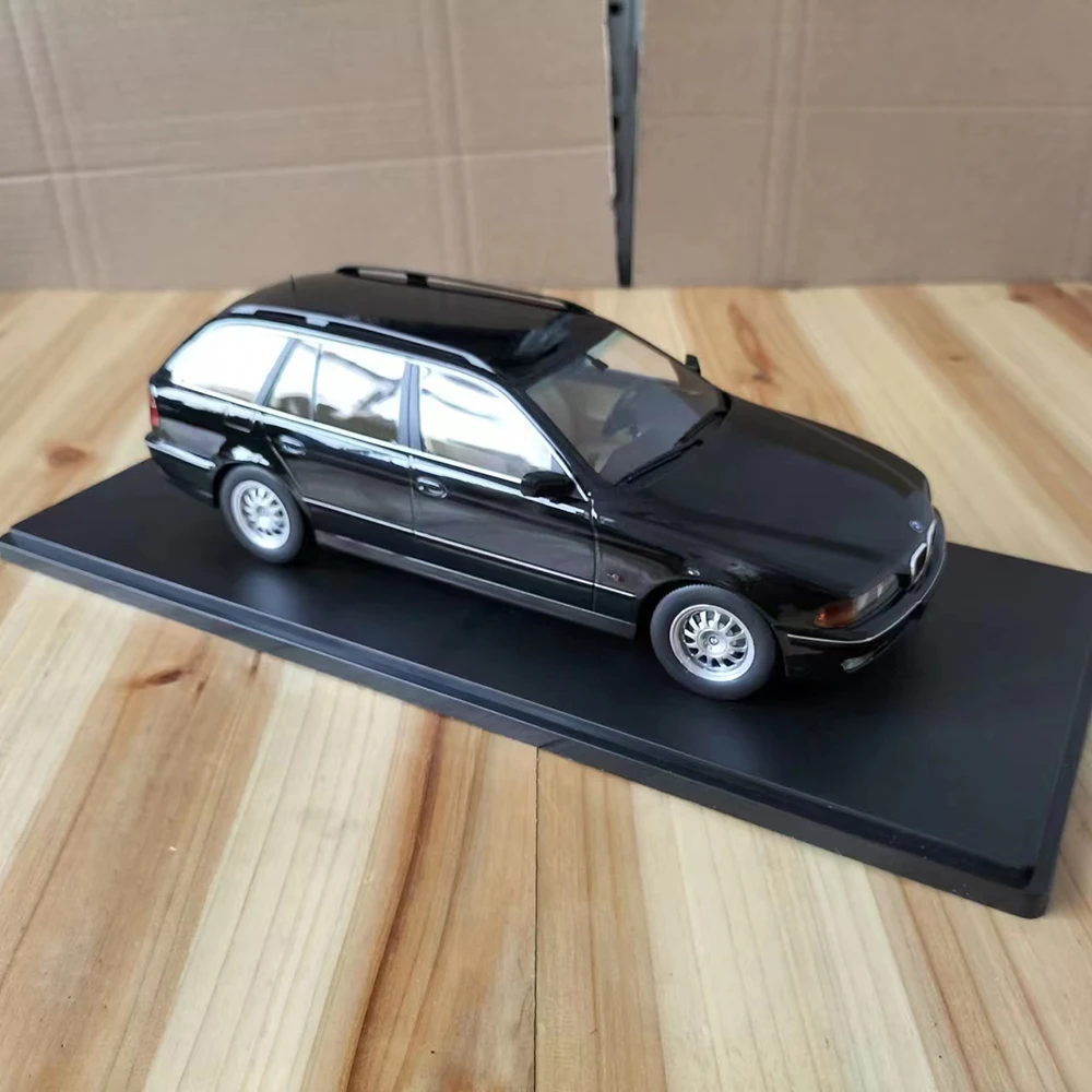 BMW E39 Model 1:18 – Idealny Prezent dla Miłośników Klasycznych Samochodów i Zbieraczy Metali