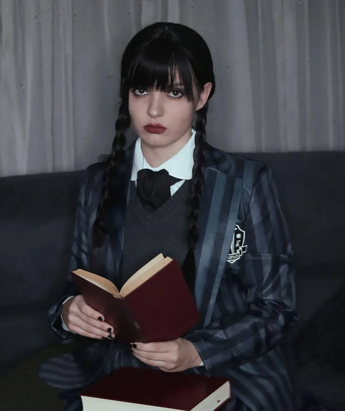 Peruki syntetyczne dla kobiet długie czarne peruki plecione włosy sztuczna skóra głowy linia włosów peruka do cosplay środa kostium Addams peruka na