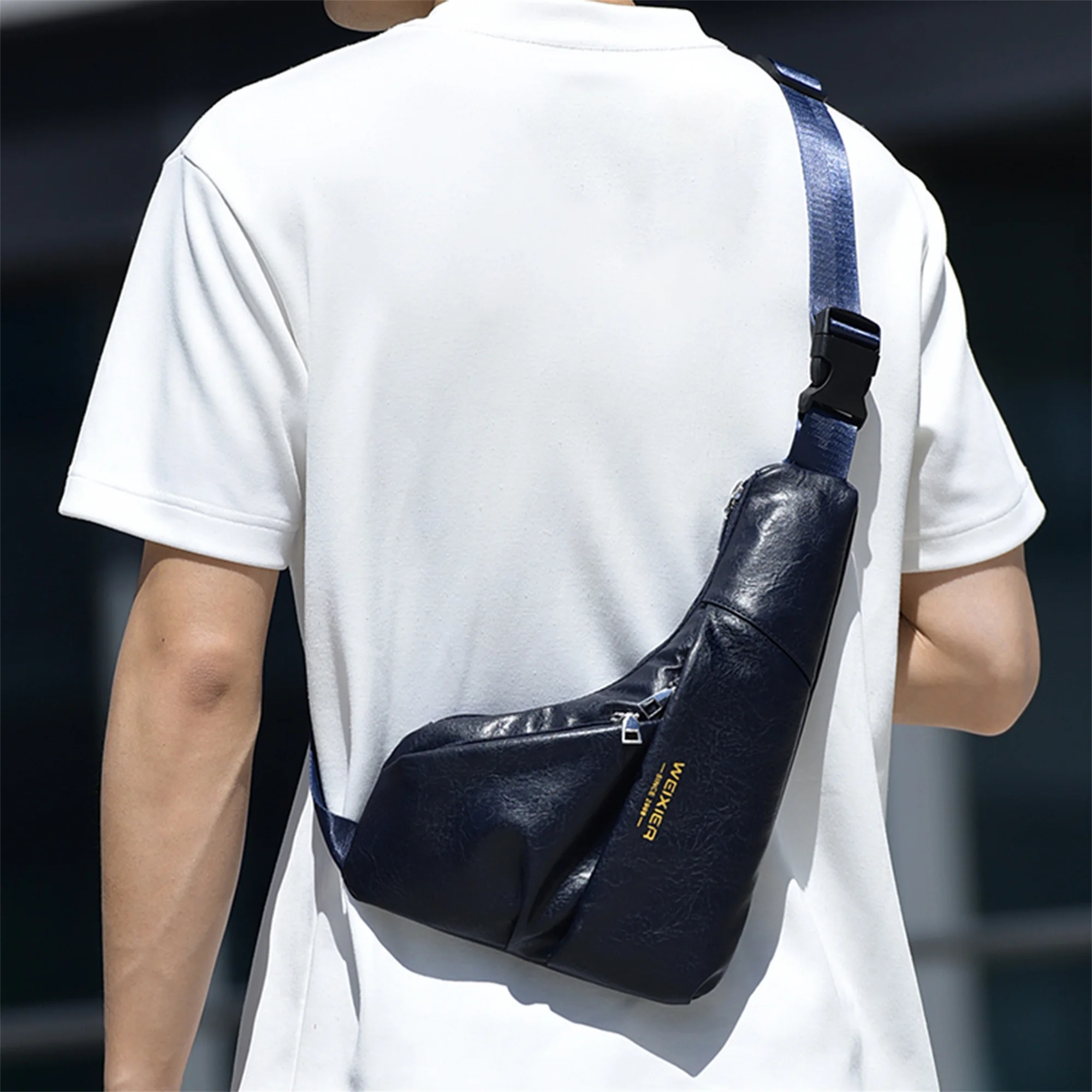 

Мужская сумка-мессенджер из искусственной кожи с регулируемым ремешком и несколькими карманами для путешествий и поездок на работу. Стильная сумка через плечо.